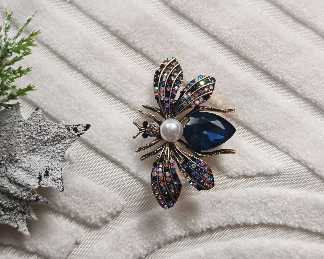 Брошка синия бръмбар