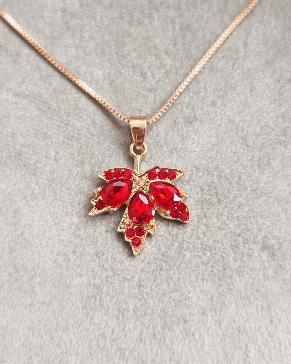 Дамски колиета с малък медальон