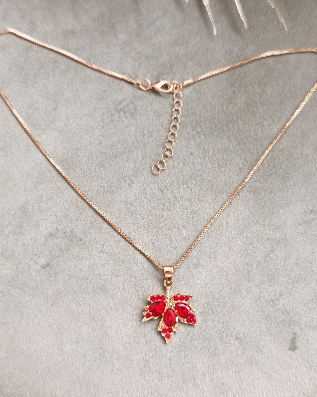 Дамски колиета с малък медальон