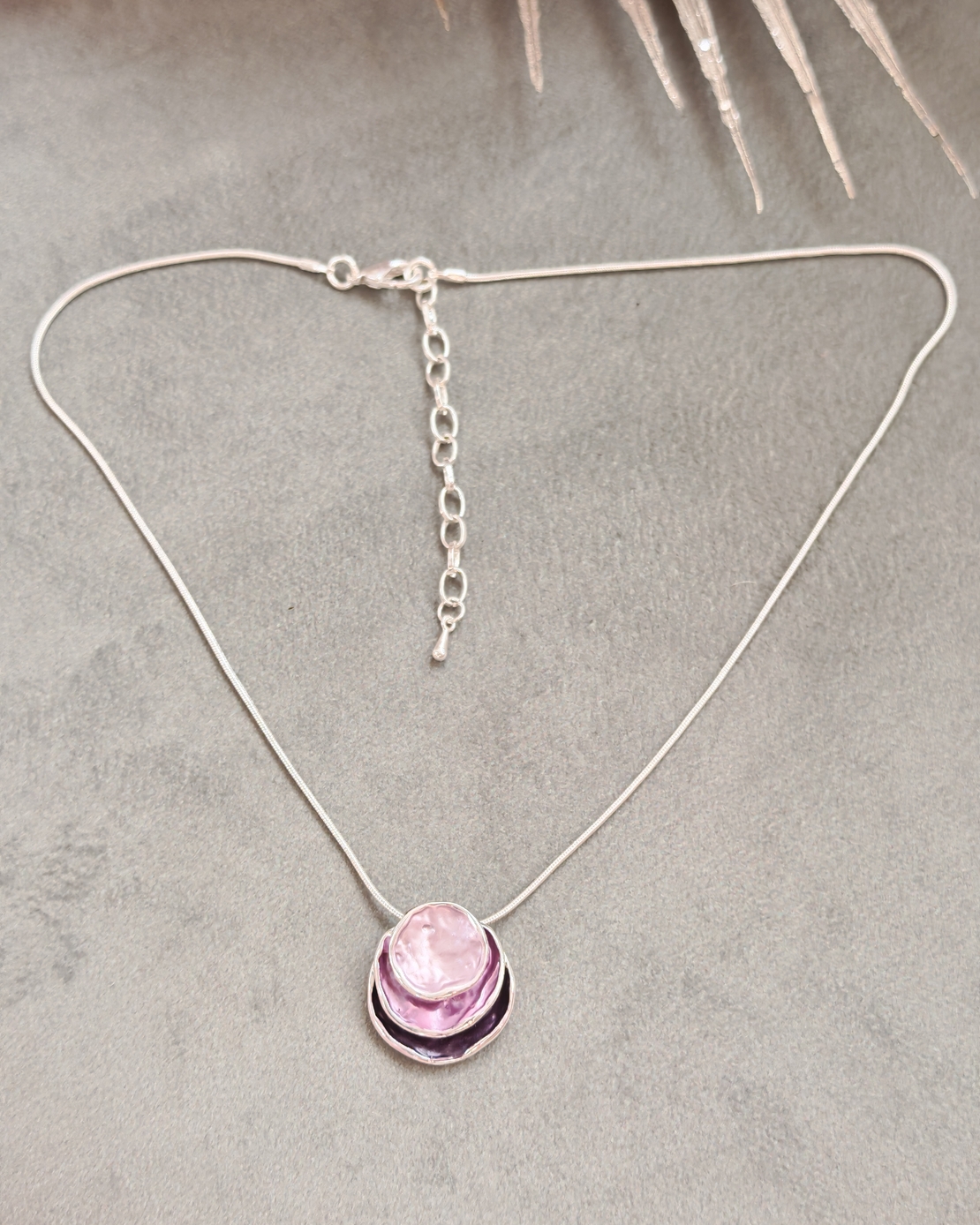 Дамски колиета с малък медальон