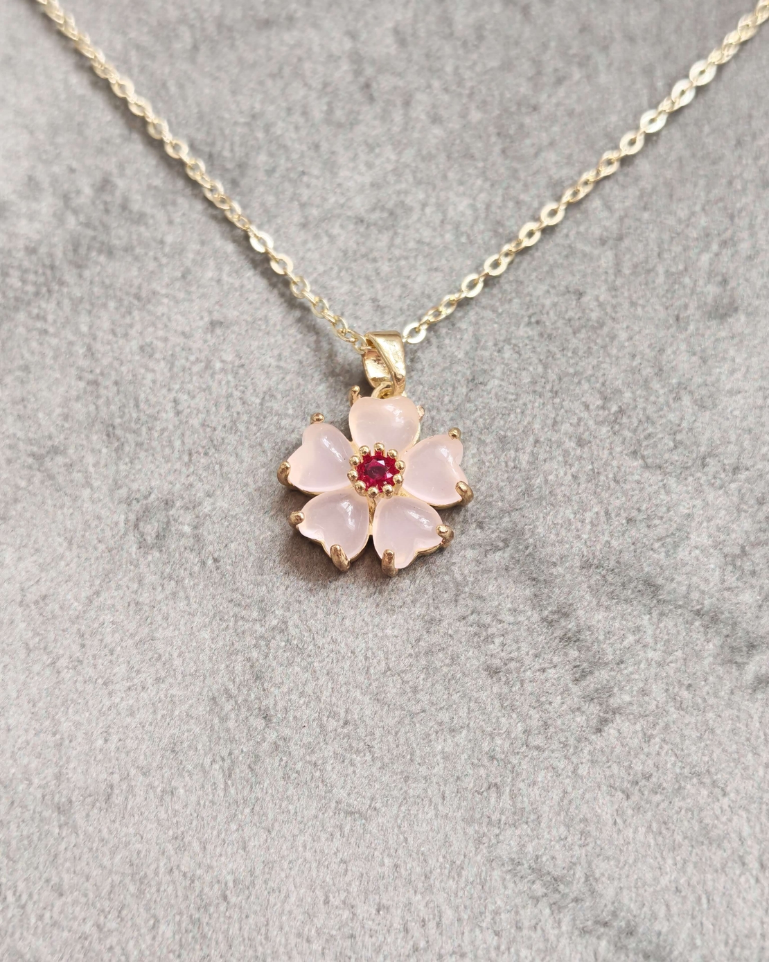 Дамски колиета с малък медальон