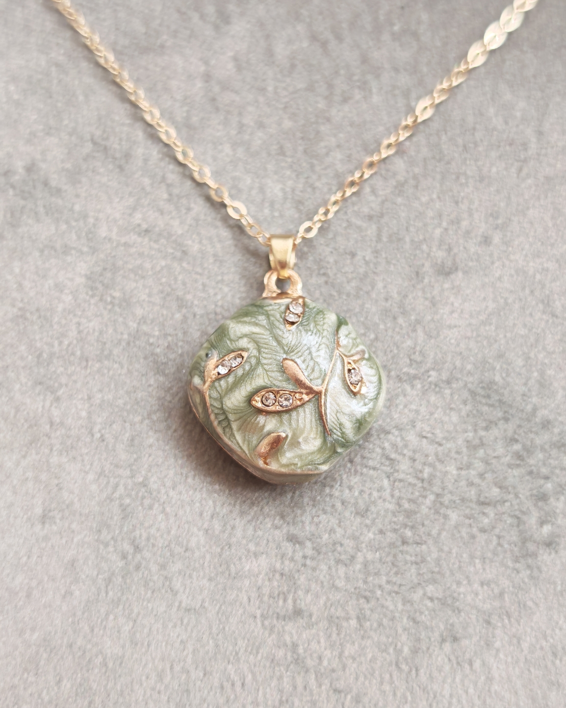 Дамски колиета с малък медальон