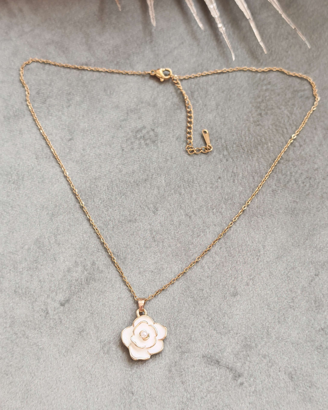 Дамски колиета с малък медальон