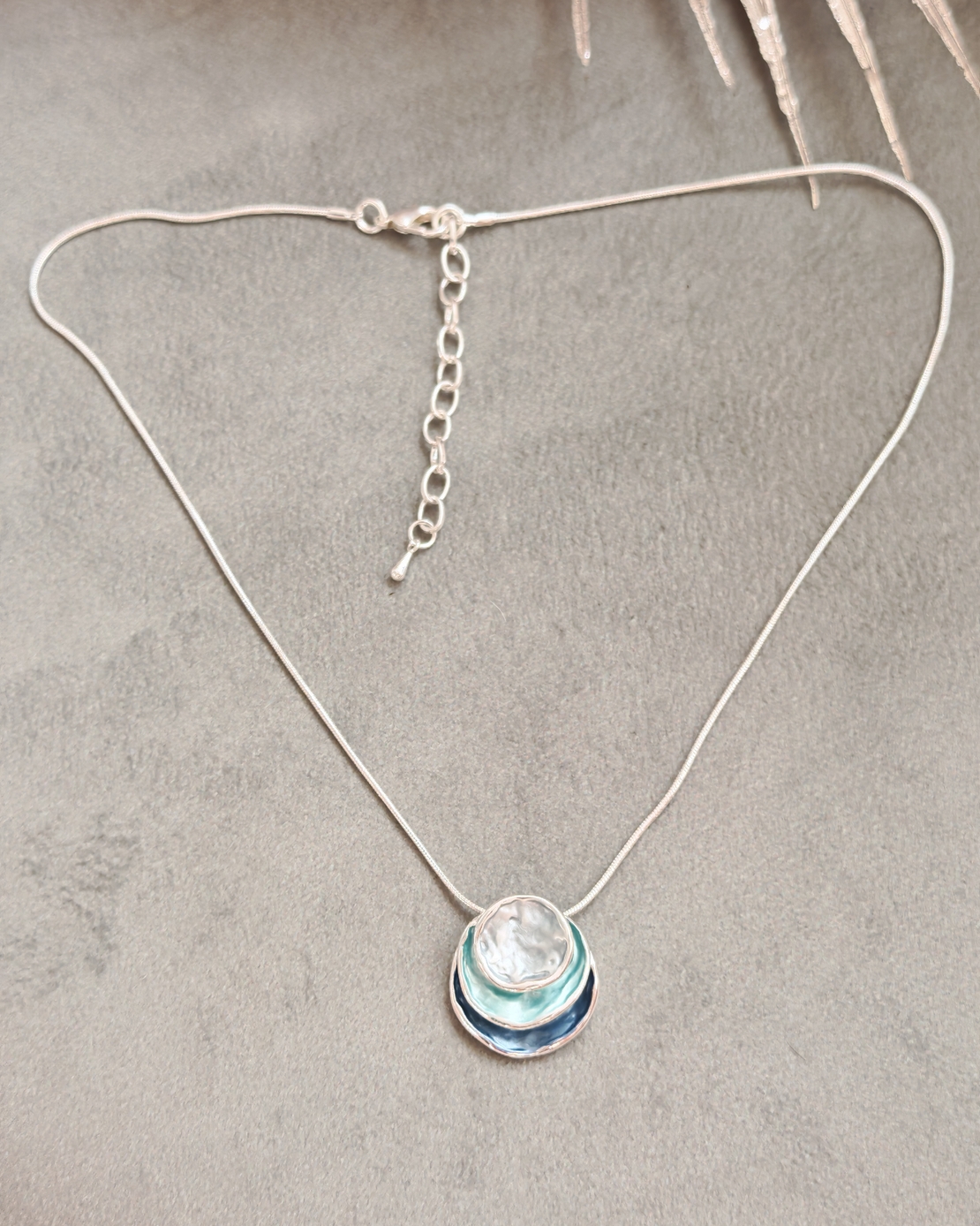 Дамски колиета с малък медальон