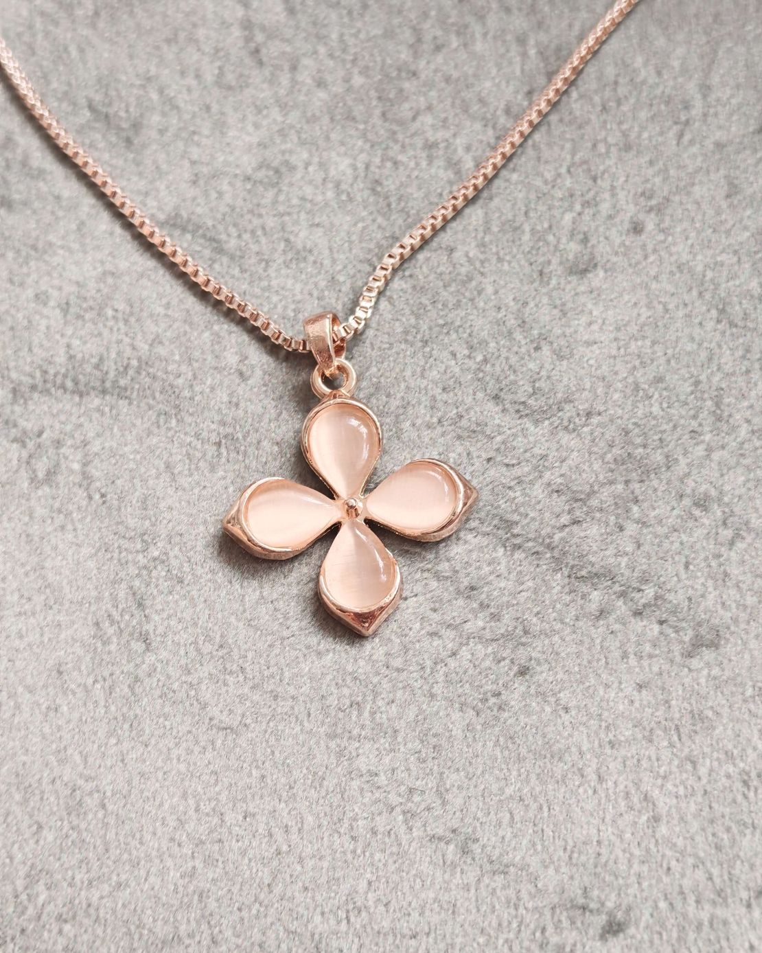 Дамски колиета с малък медальон