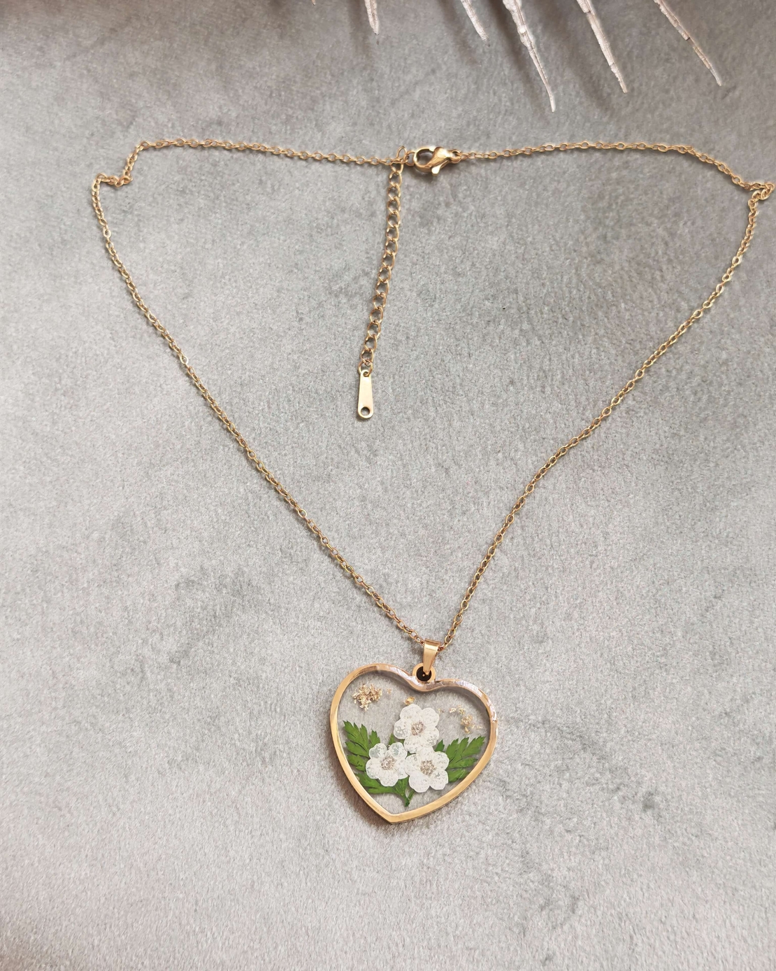 Дамски колиета с малък медальон