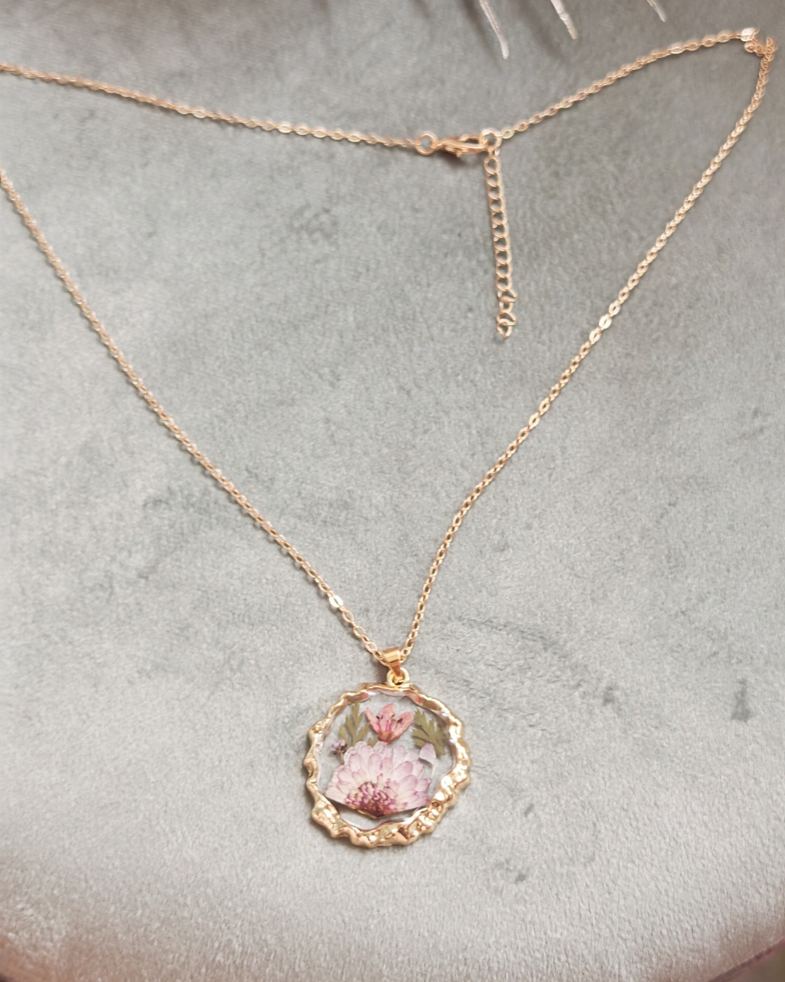 Дамски колиета с малък медальон