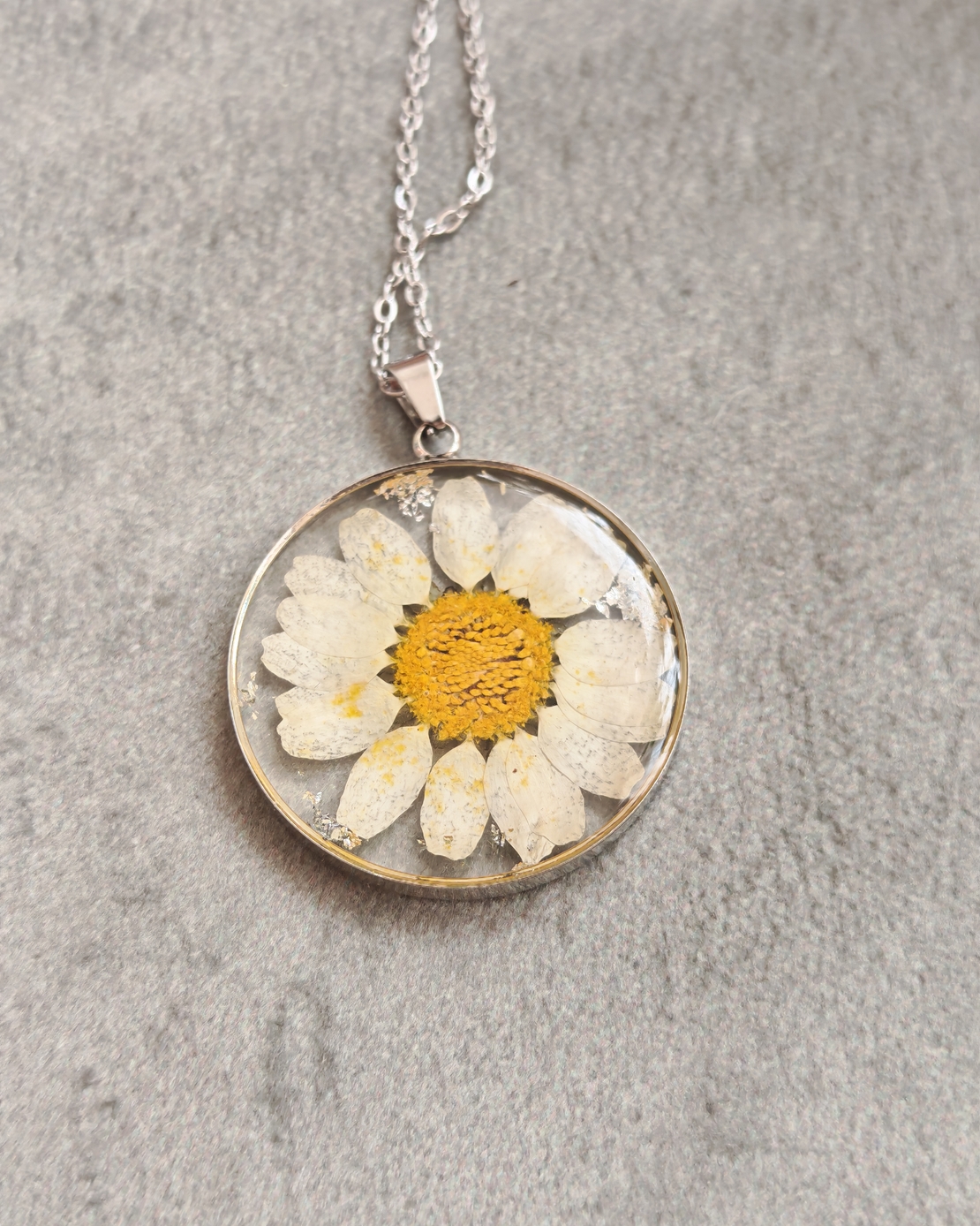 Дамски колиета с малък медальон