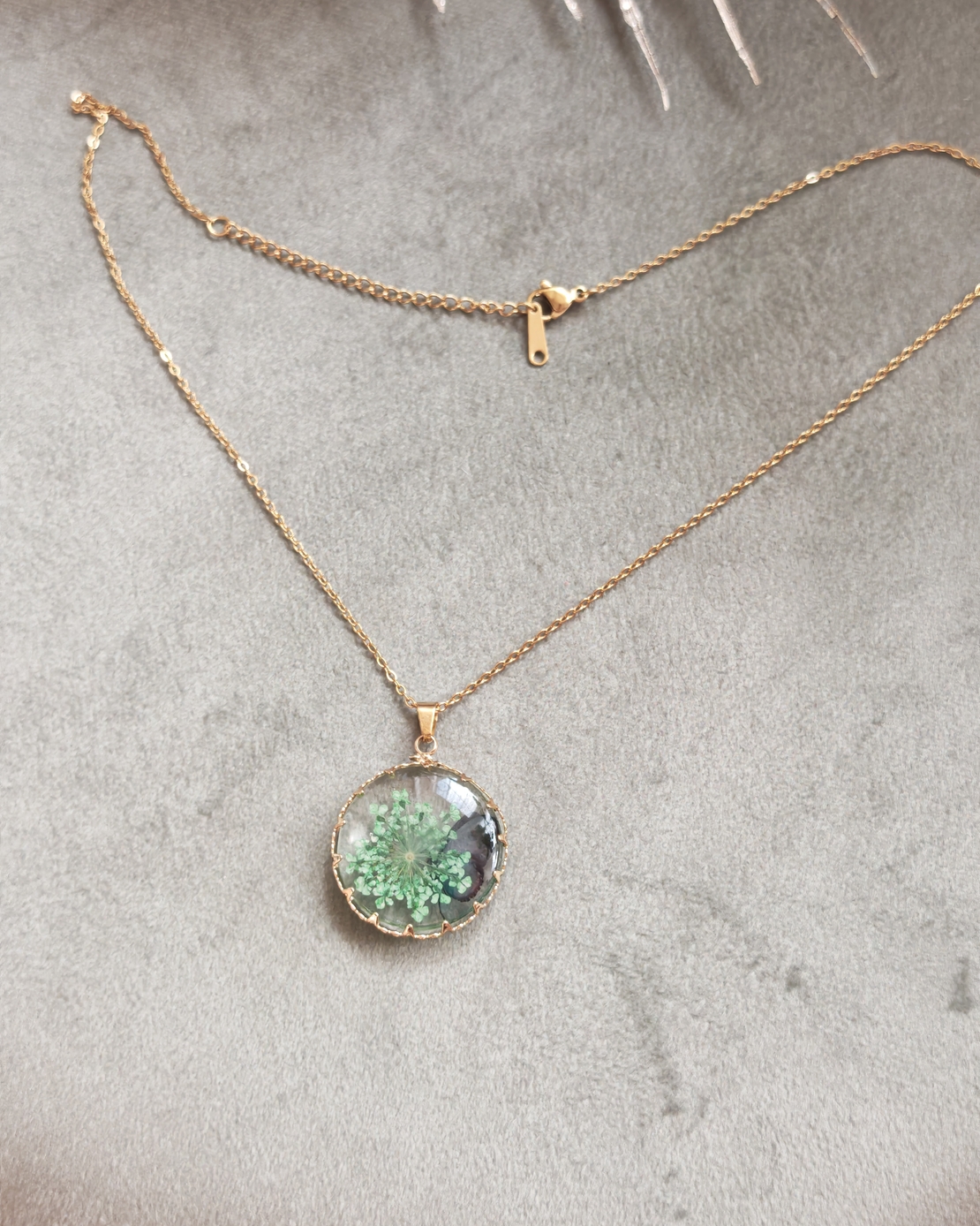 Дамски колиета с малък медальон