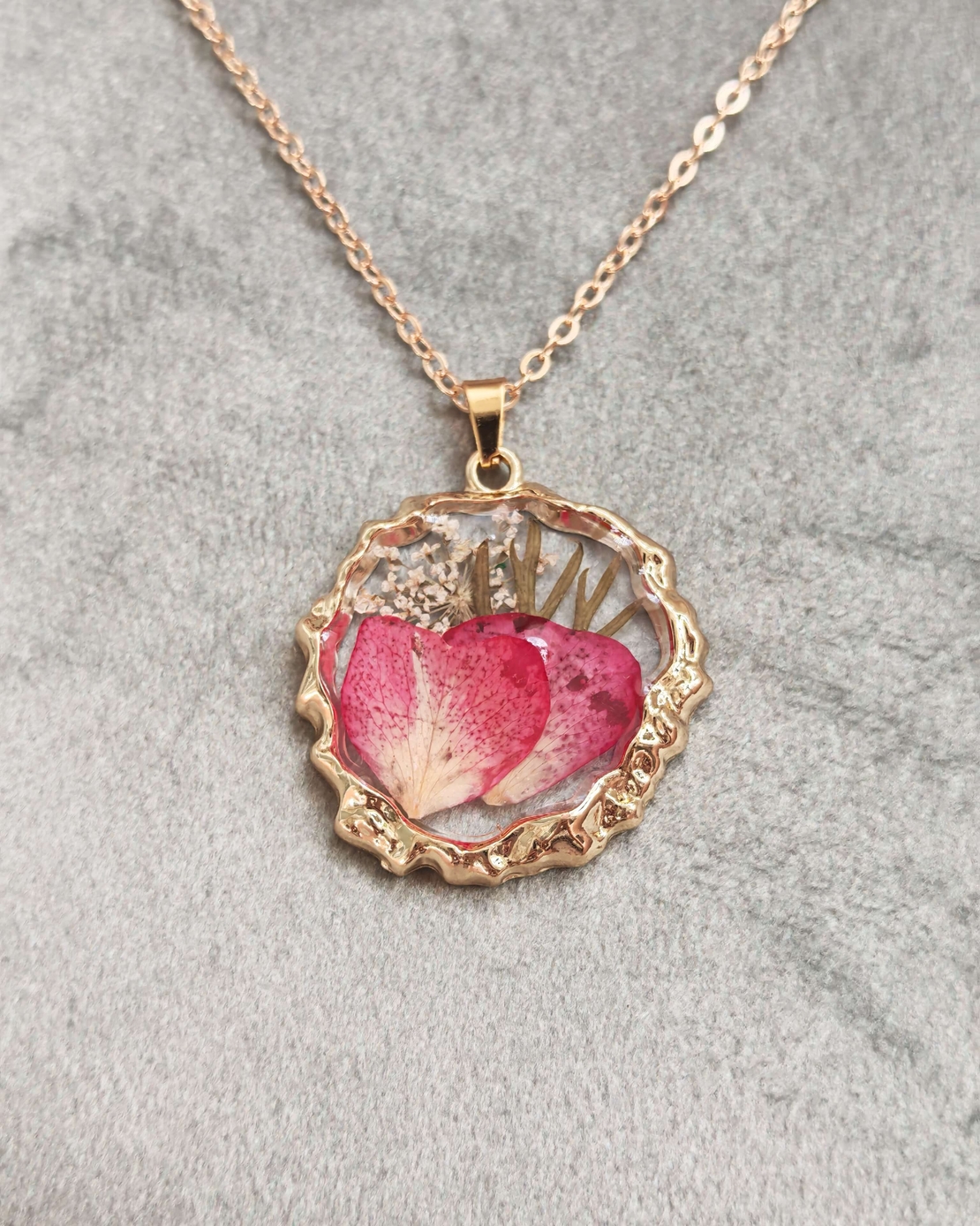 Дамски колиета с малък медальон