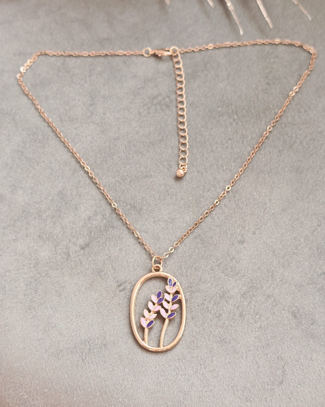 Дамски колиета с малък медальон