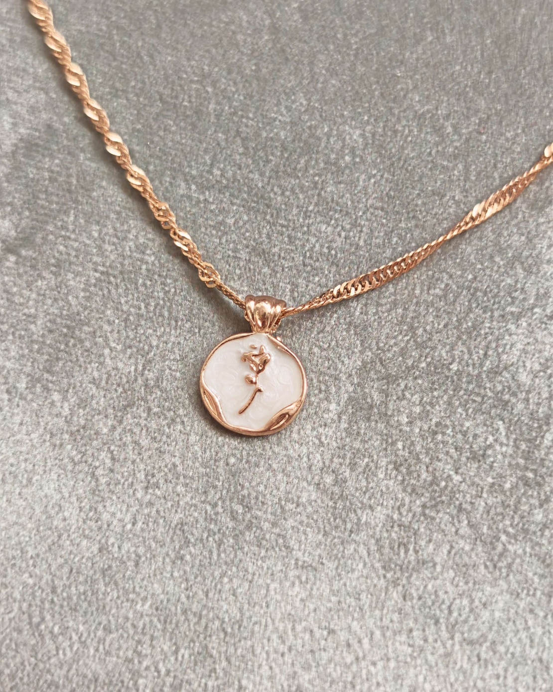 Дамски колиета с малък медальон