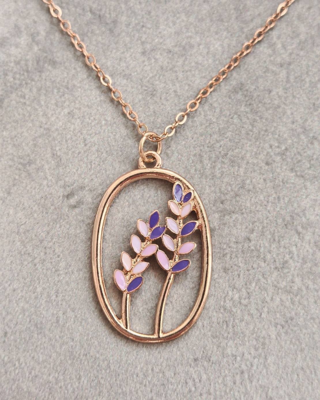 Дамски колиета с малък медальон