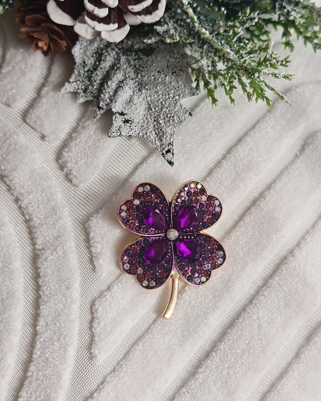 Брошка детелина