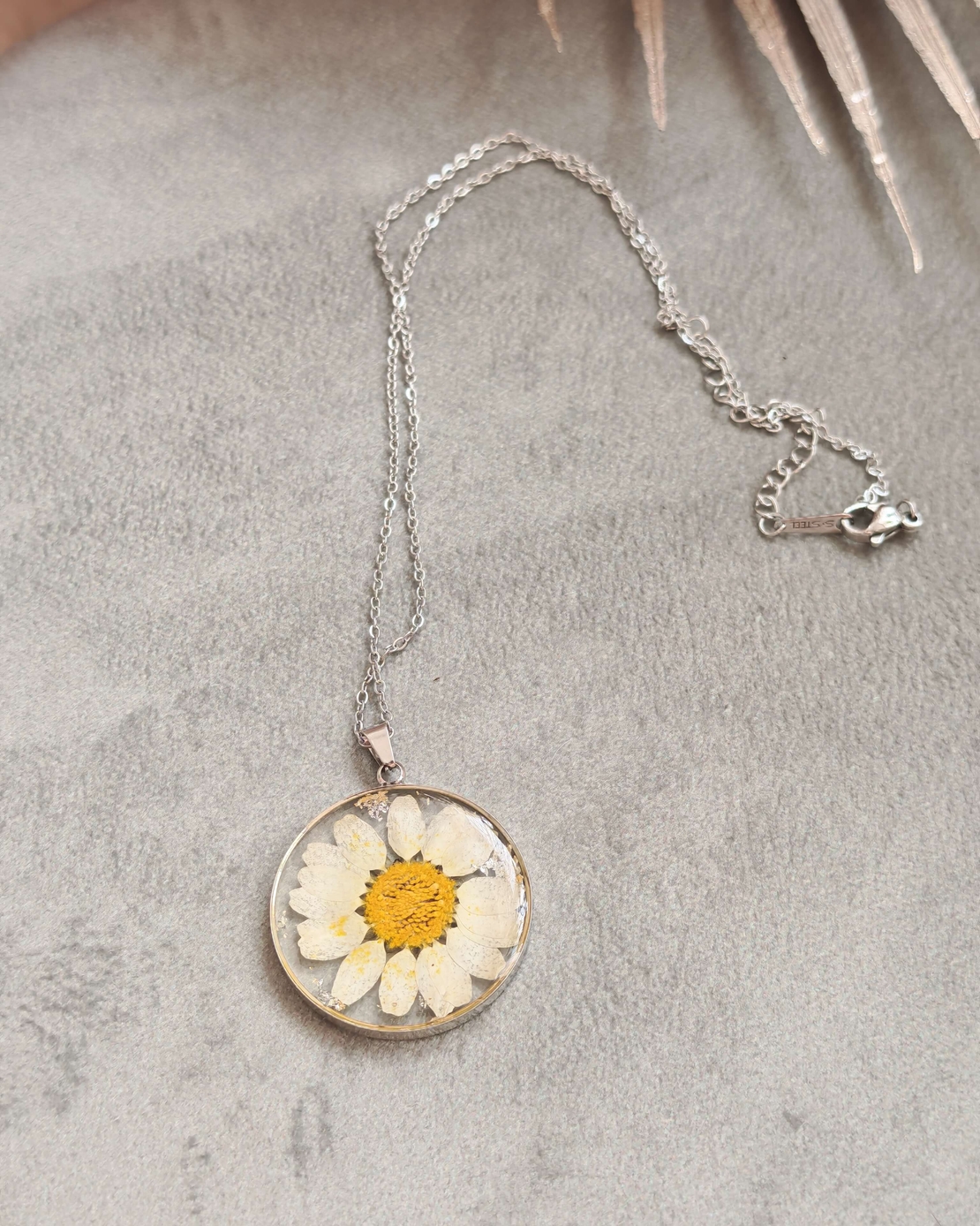 Дамски колиета с малък медальон