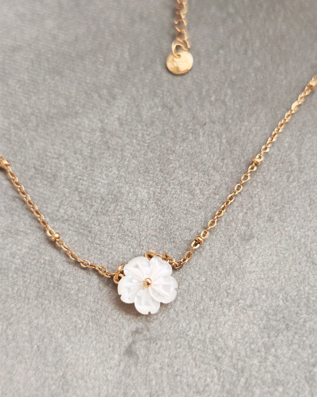 Дамски колиета с малък медальон