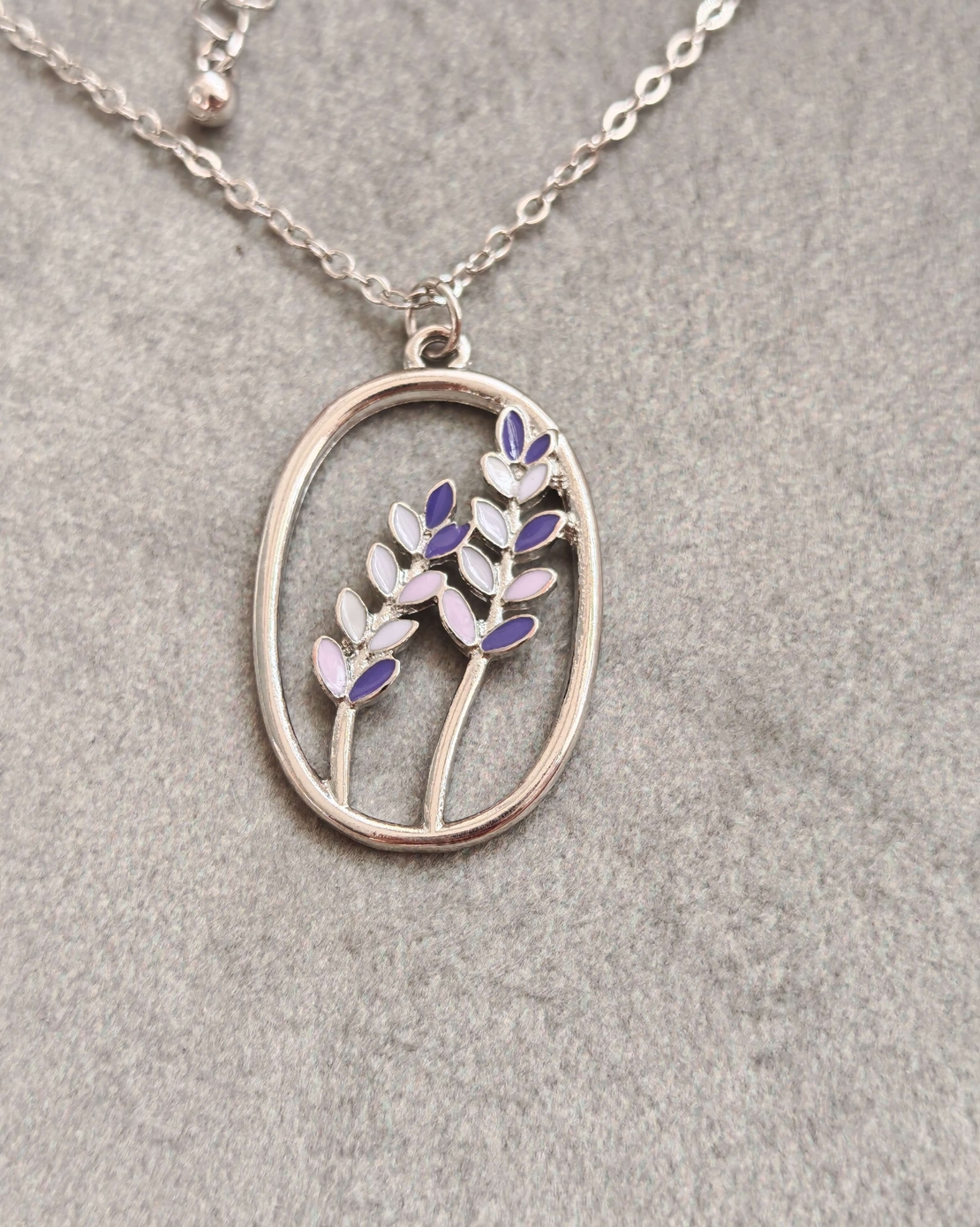 Дамски колиета с малък медальон