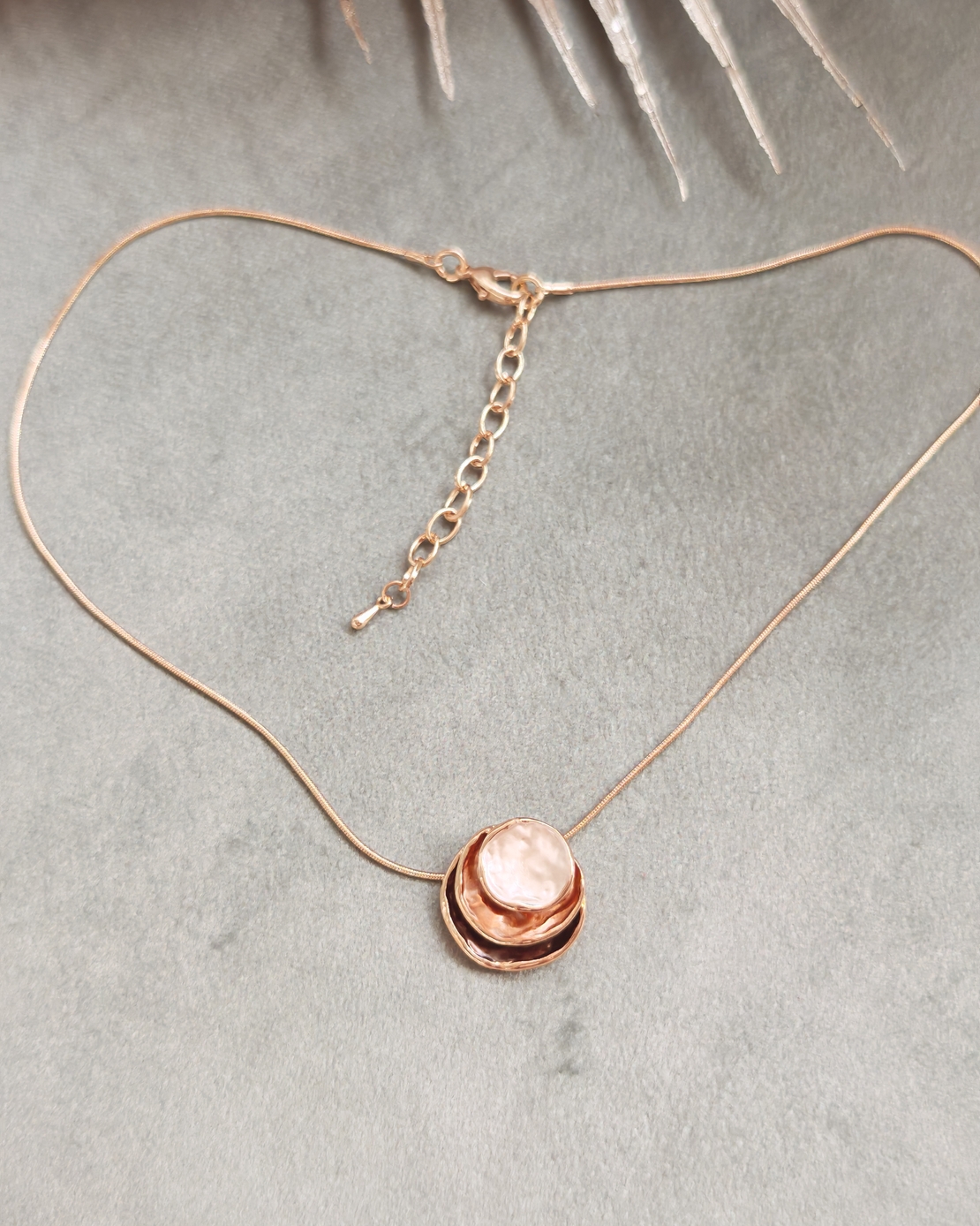 Дамски колиета с малък медальон