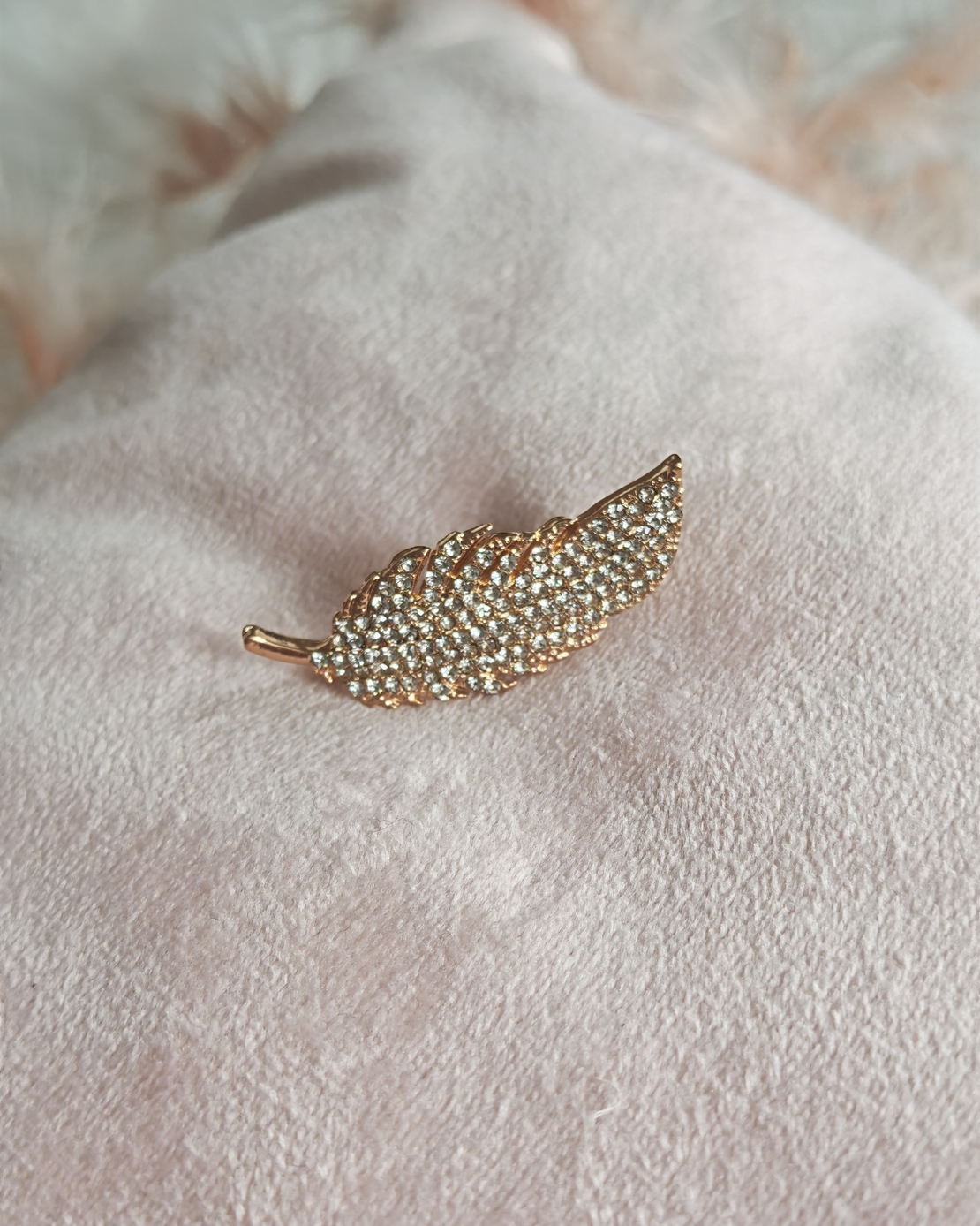 Брошка перо