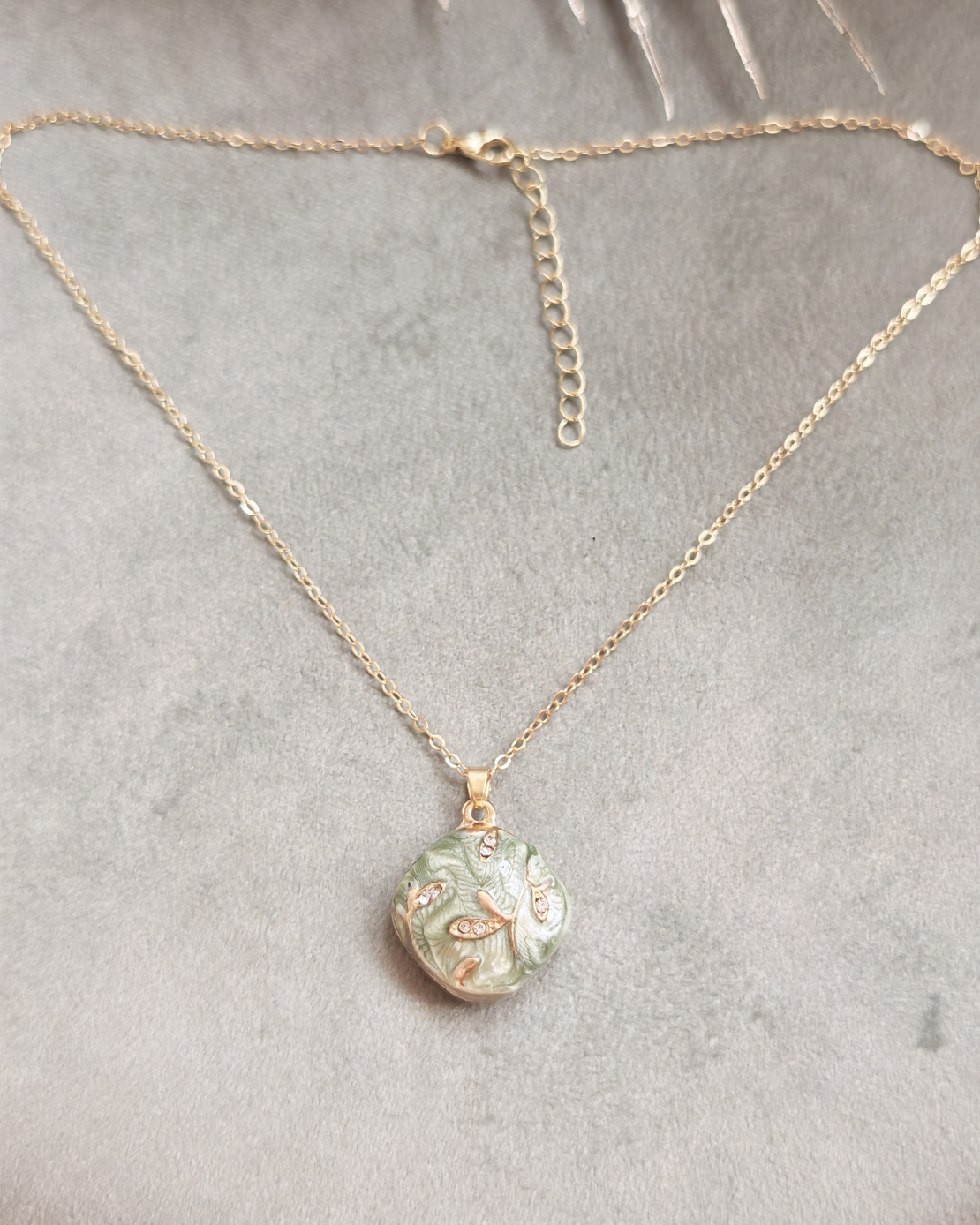 Дамски колиета с малък медальон