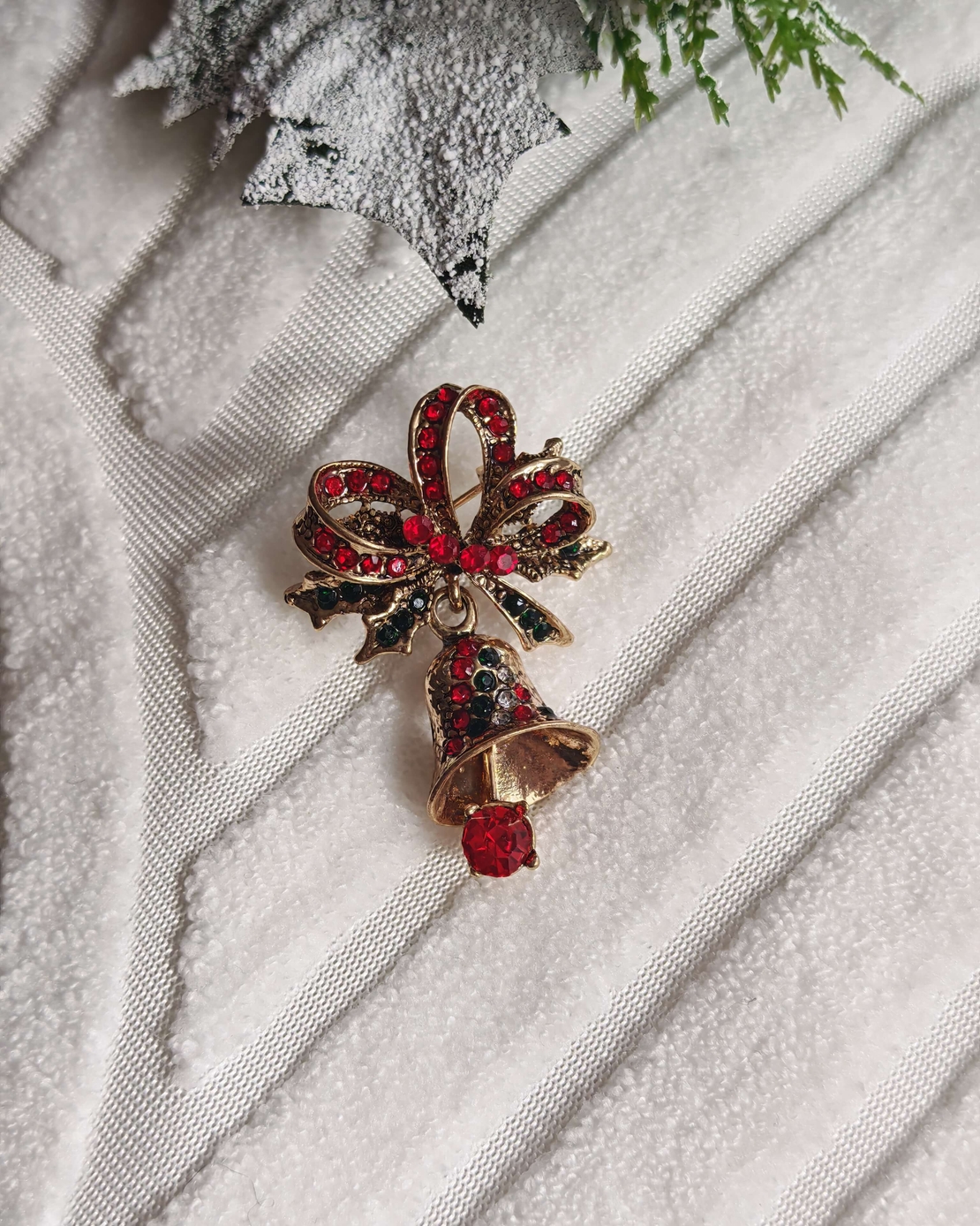 Брошка коледна камбанка с панделка