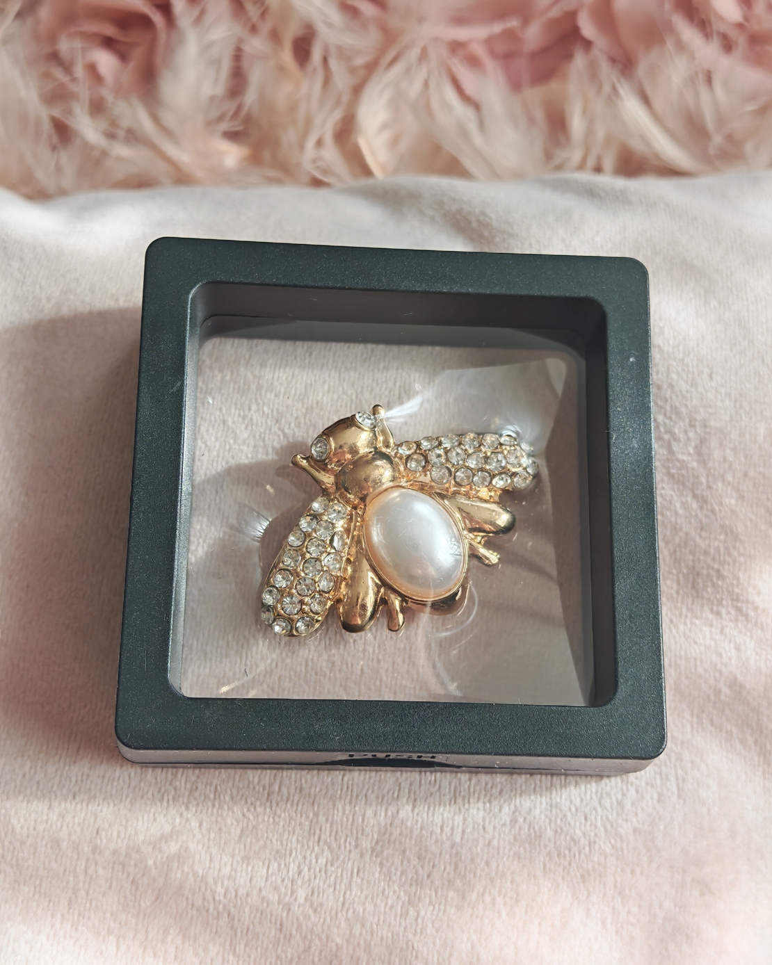 брошка бял бръмбар