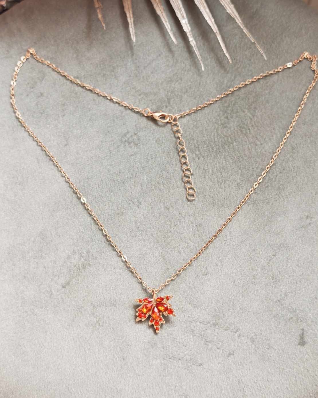 Дамски колиета с малък медальон