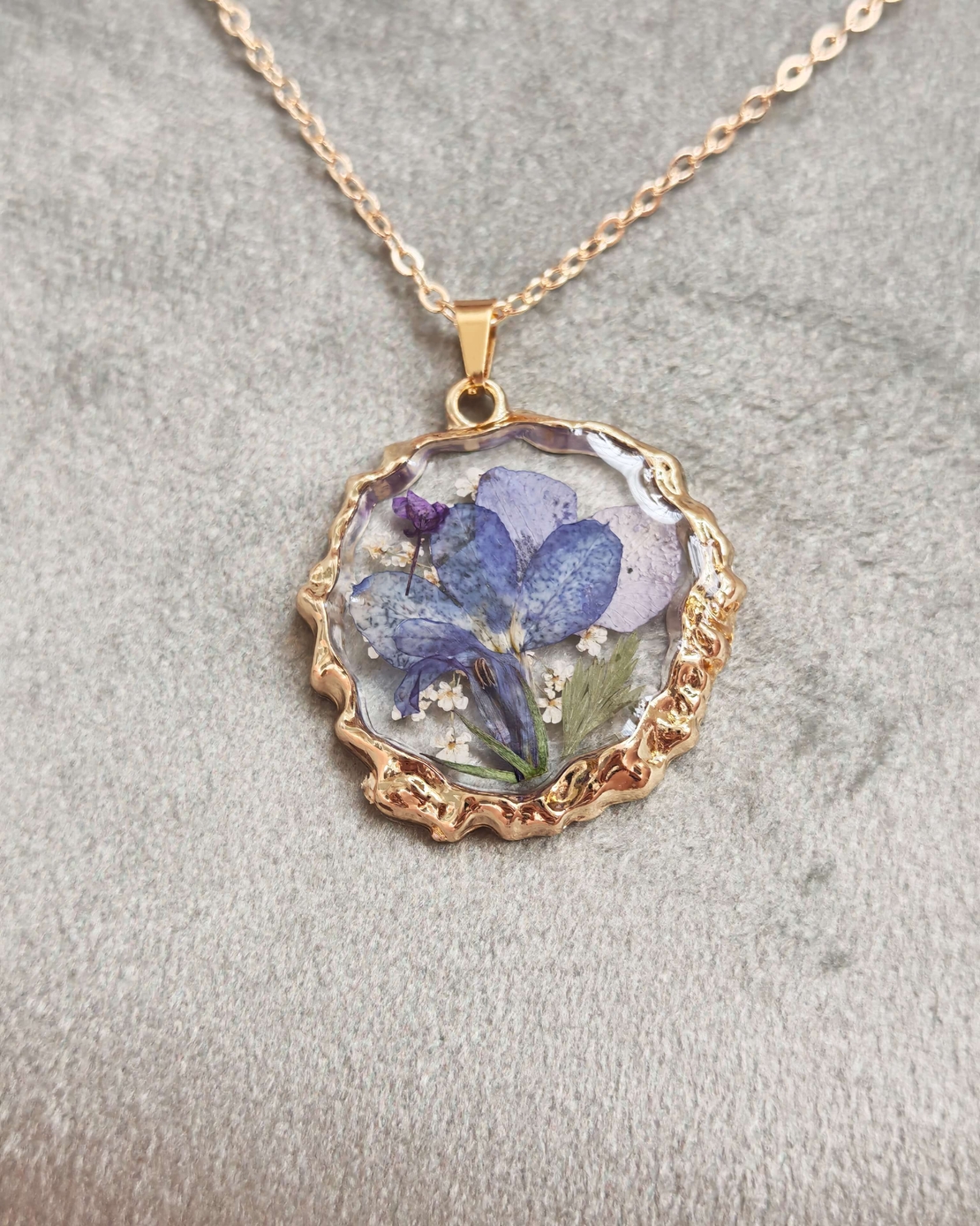 Дамски колиета с малък медальон