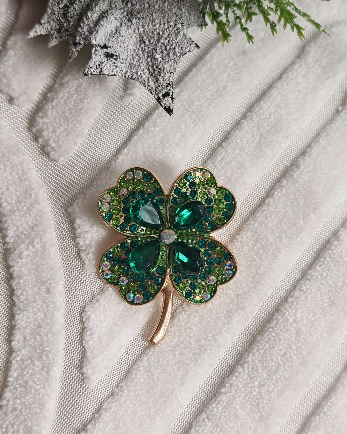 Брошка детелина