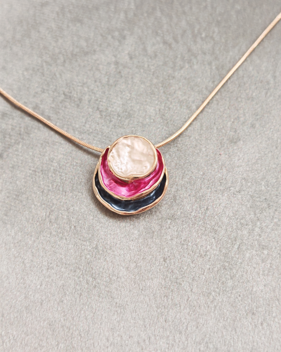 Дамски колиета с малък медальон