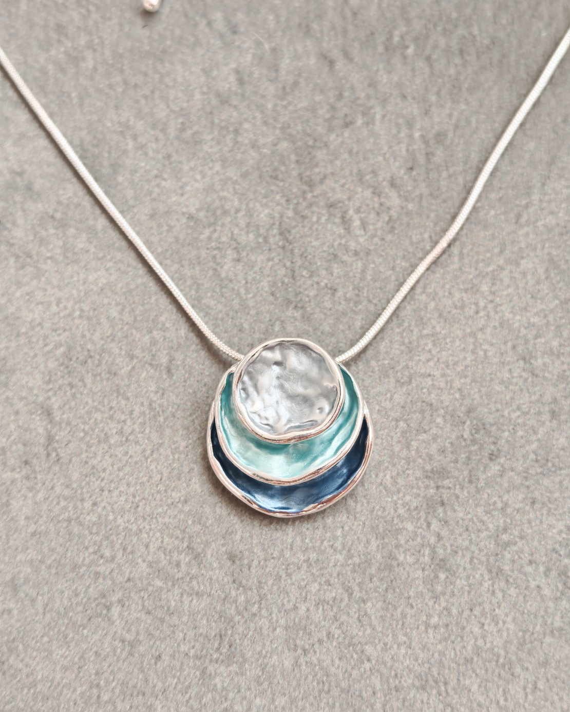 Дамски колиета с малък медальон