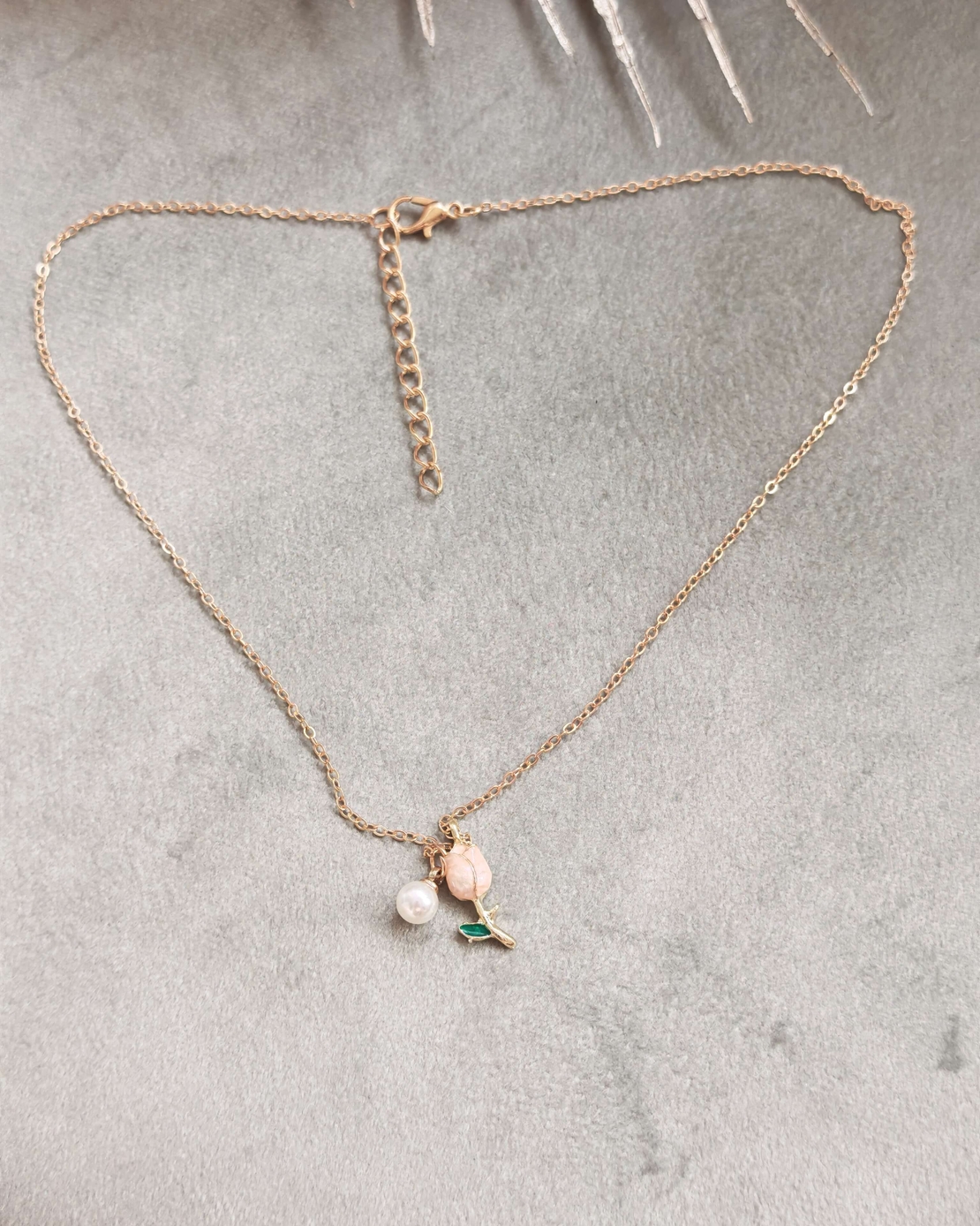 Дамски колиета с малък медальон