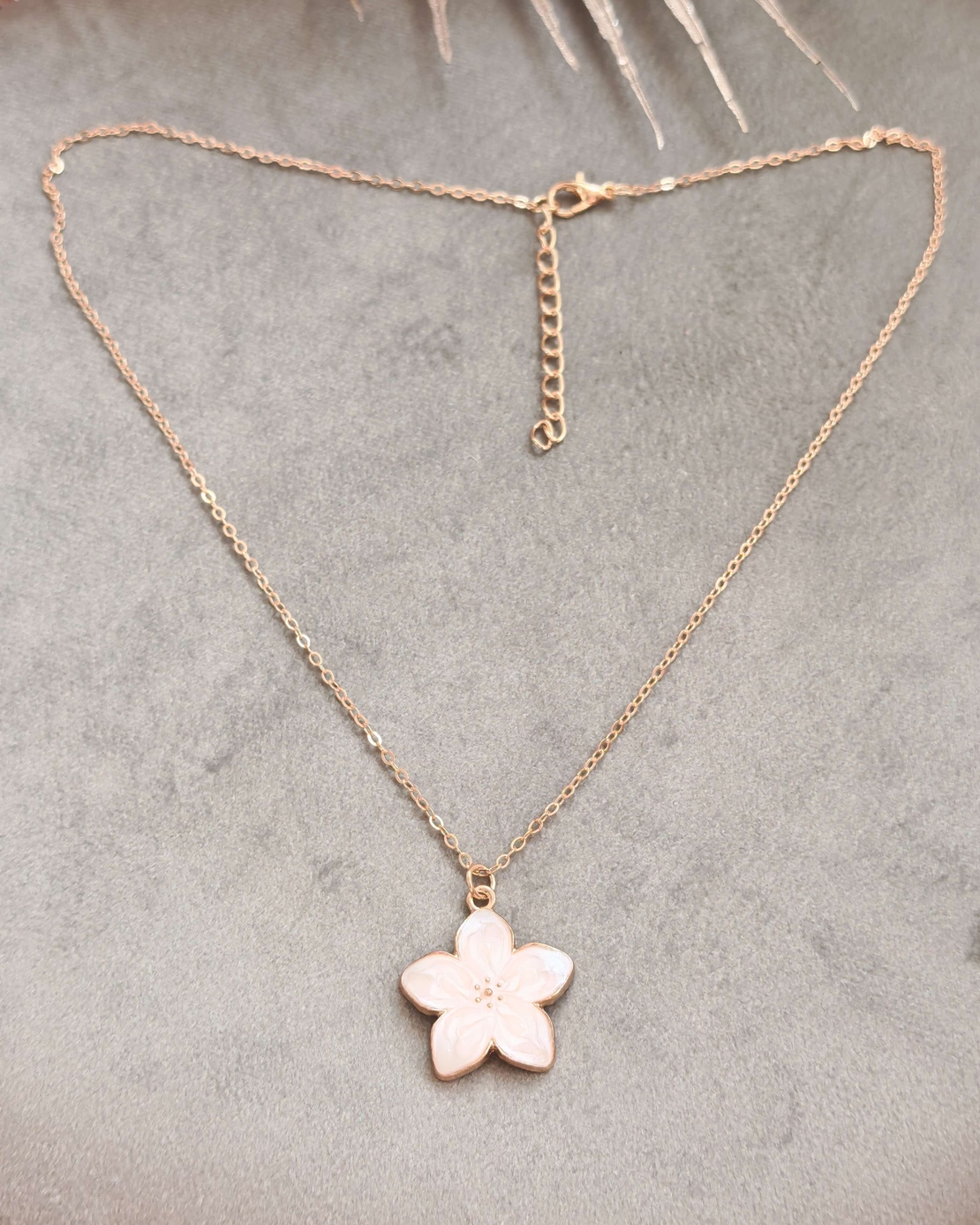 Дамски колиета с малък медальон