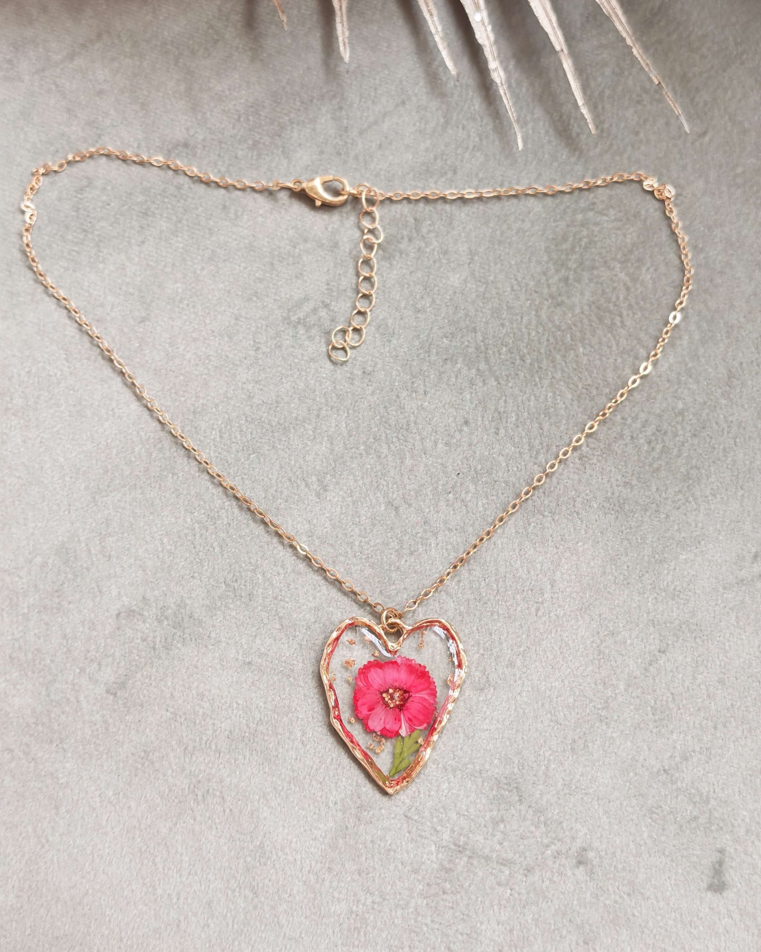 Дамски колиета с малък медальон