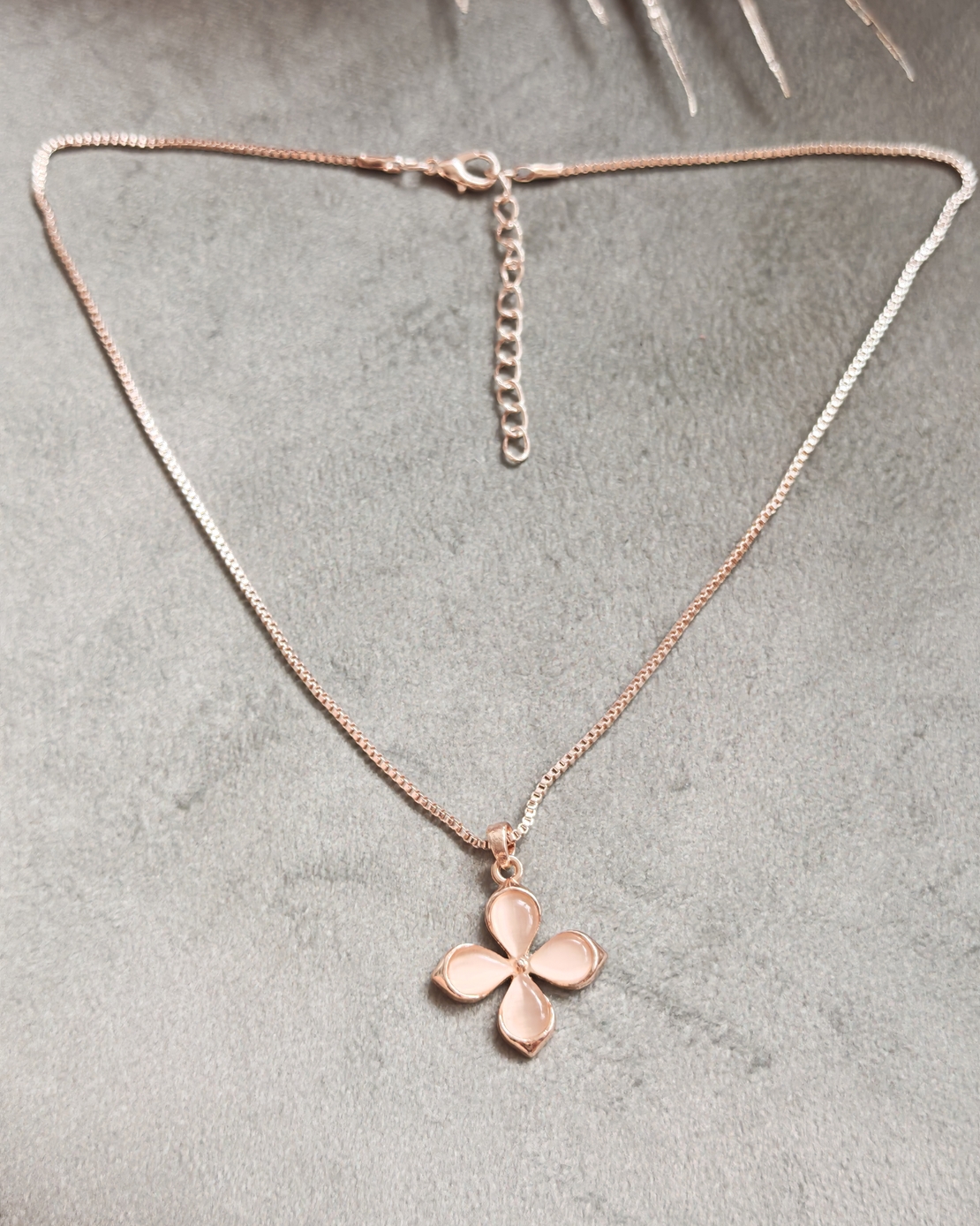 Дамски колиета с малък медальон