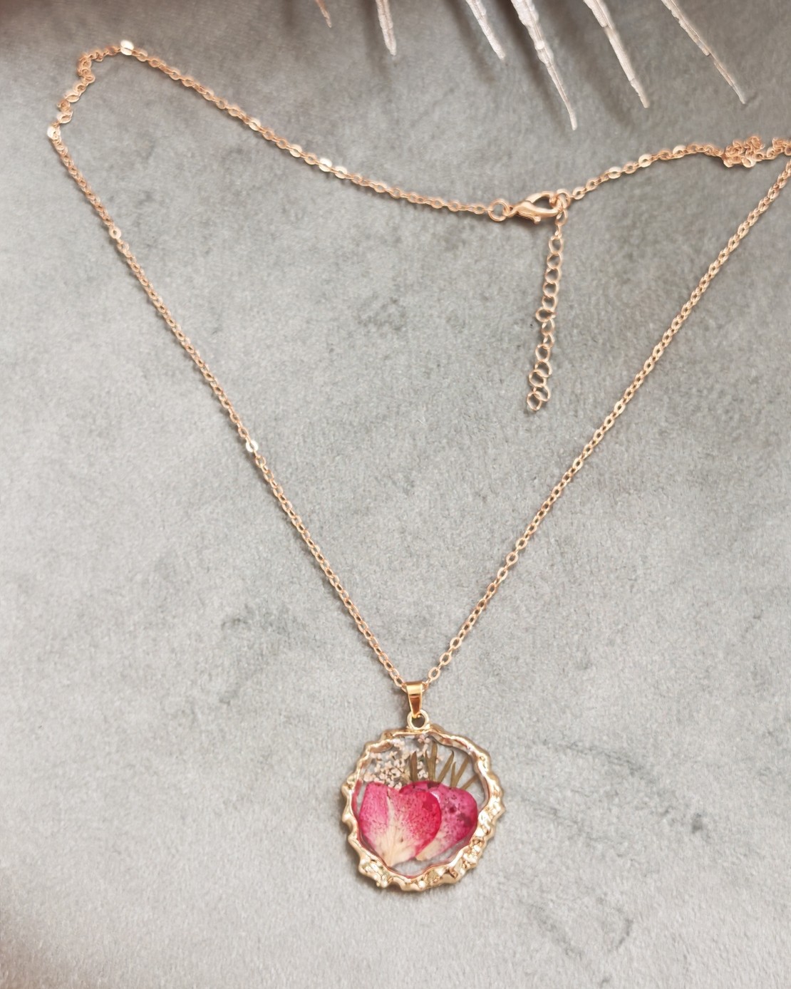 Дамски колиета с малък медальон