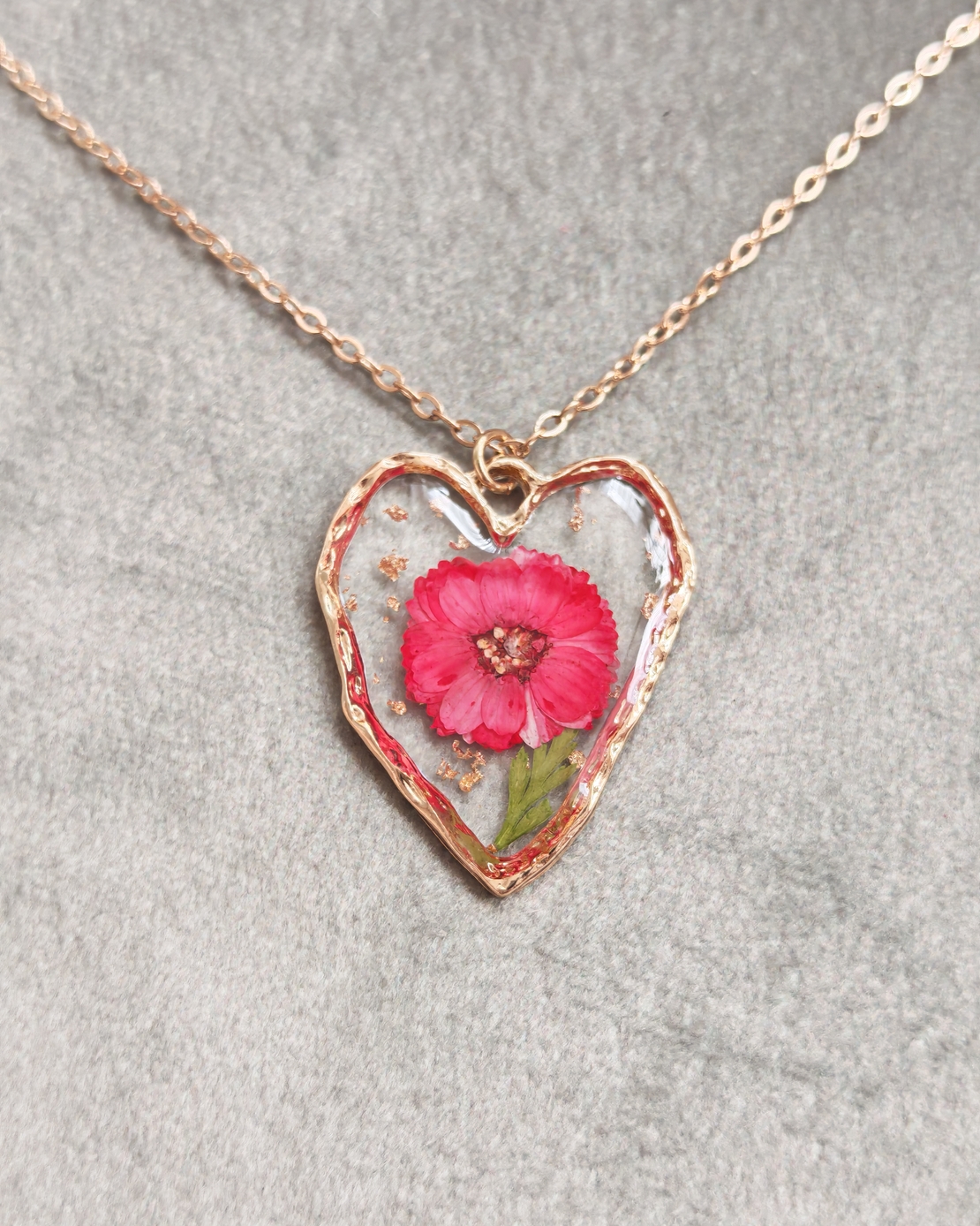 Дамски колиета с малък медальон