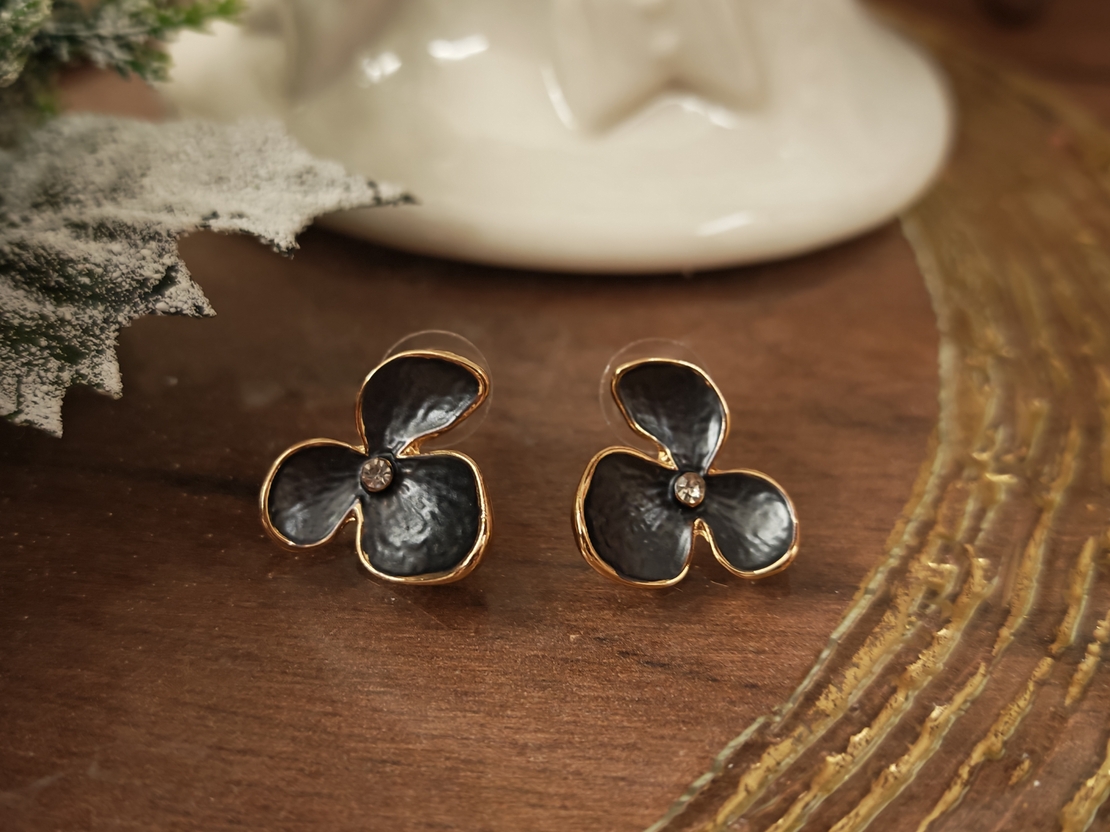 Дамски обици