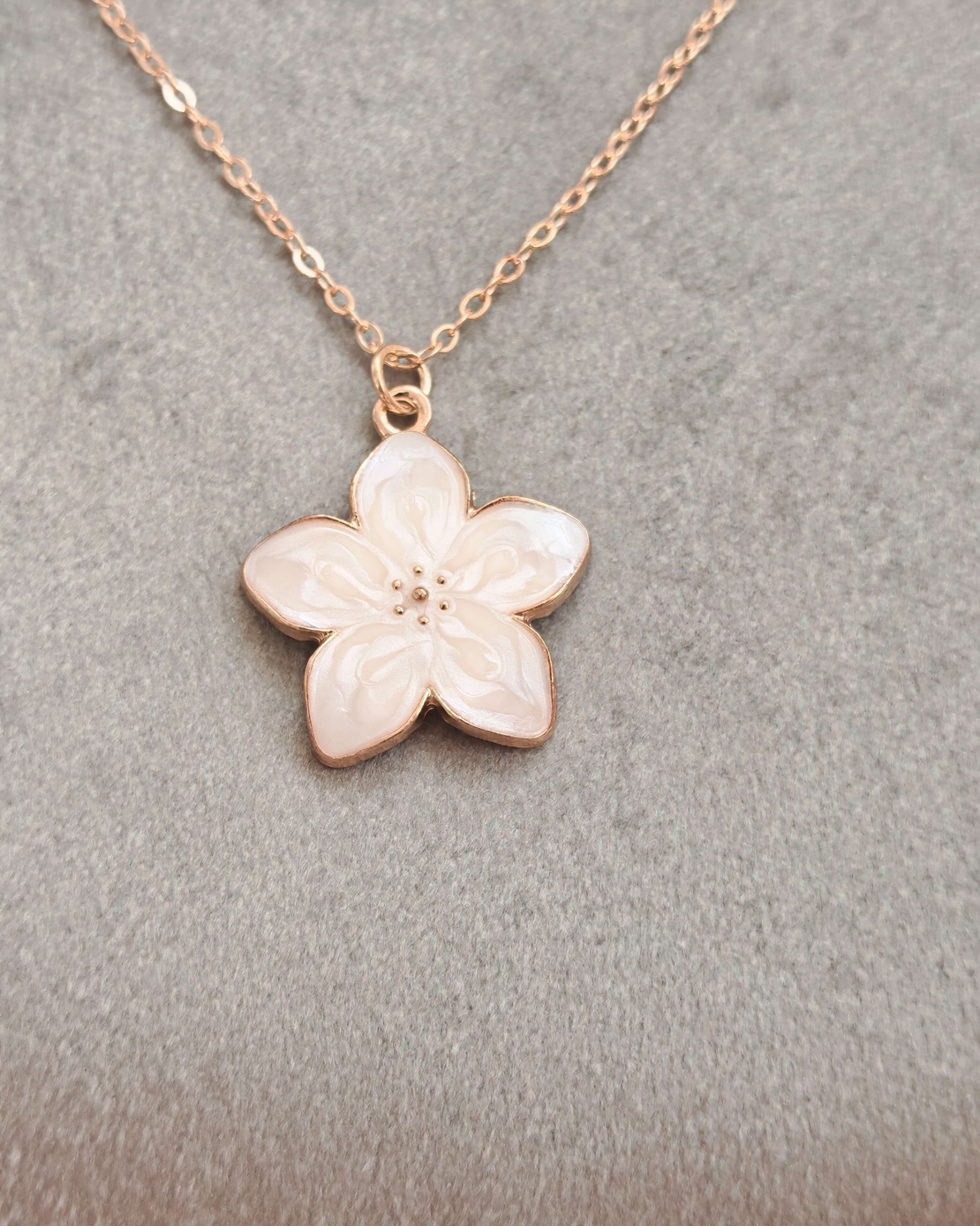 Дамски колиета с малък медальон