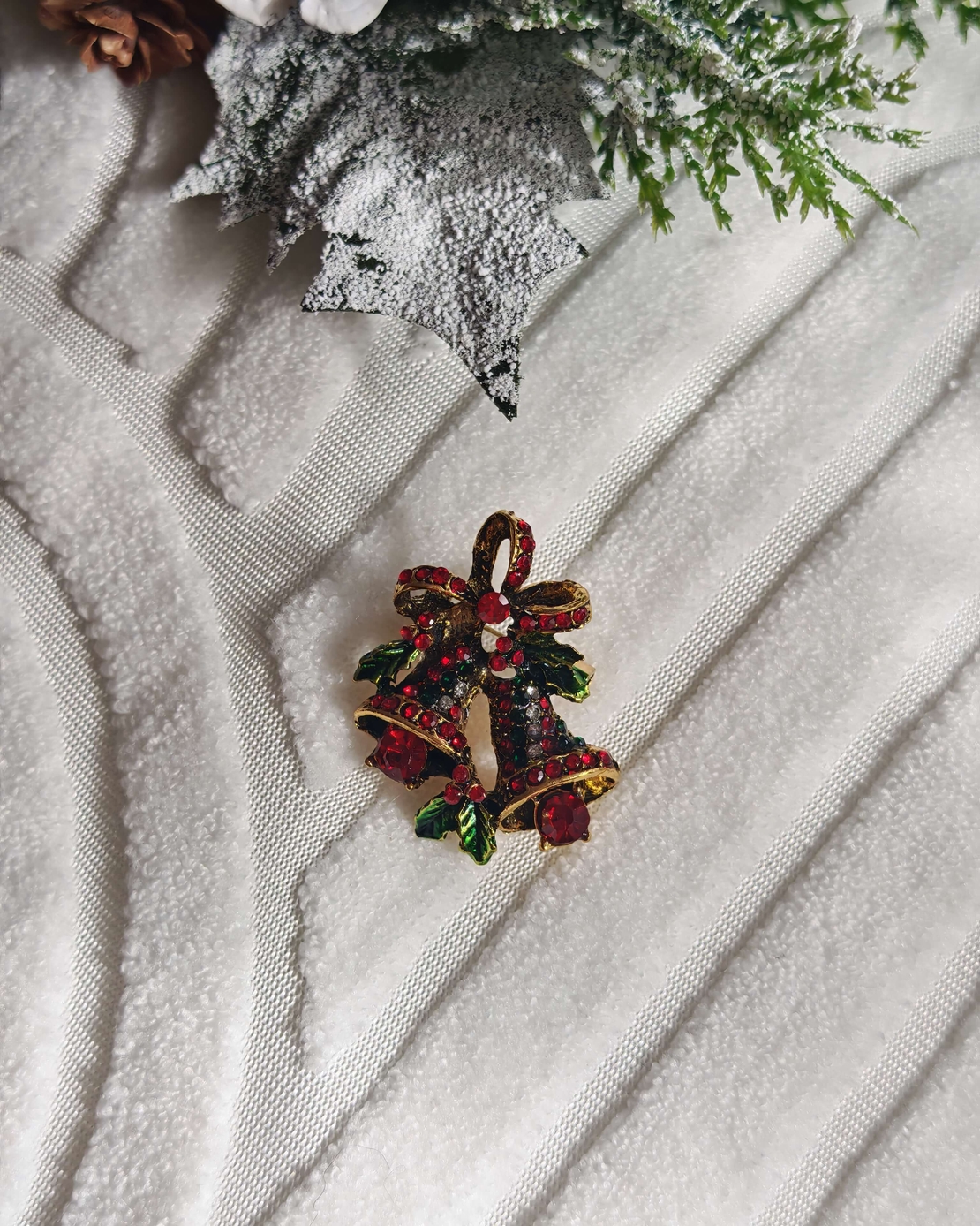 Брошка коледна камбанка