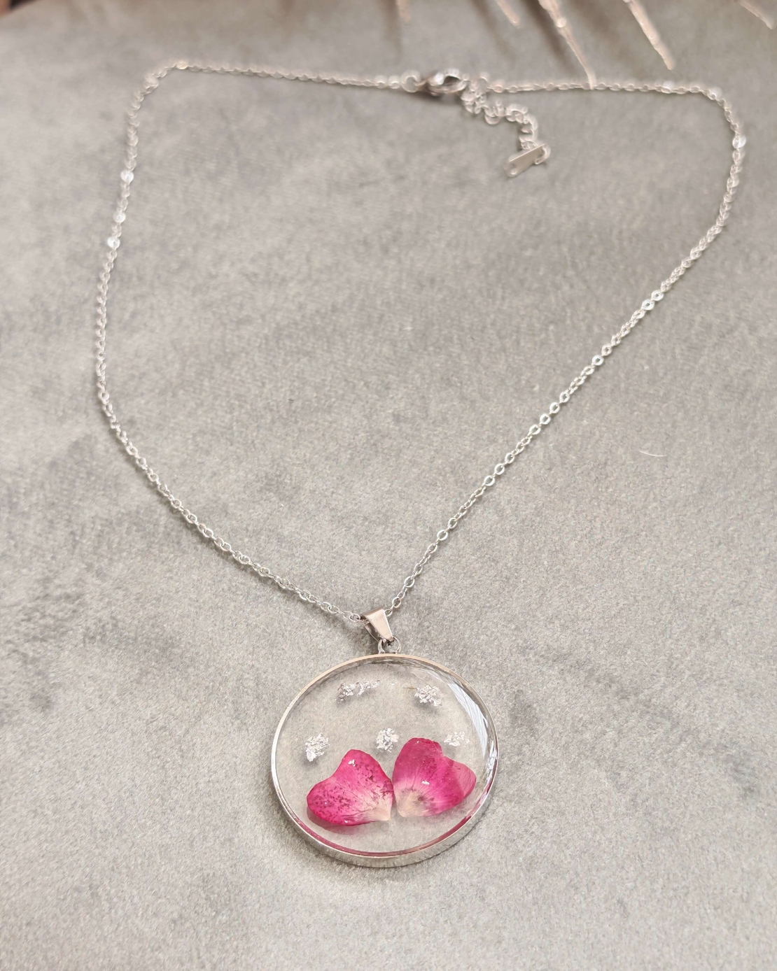 Дамски колиета с малък медальон