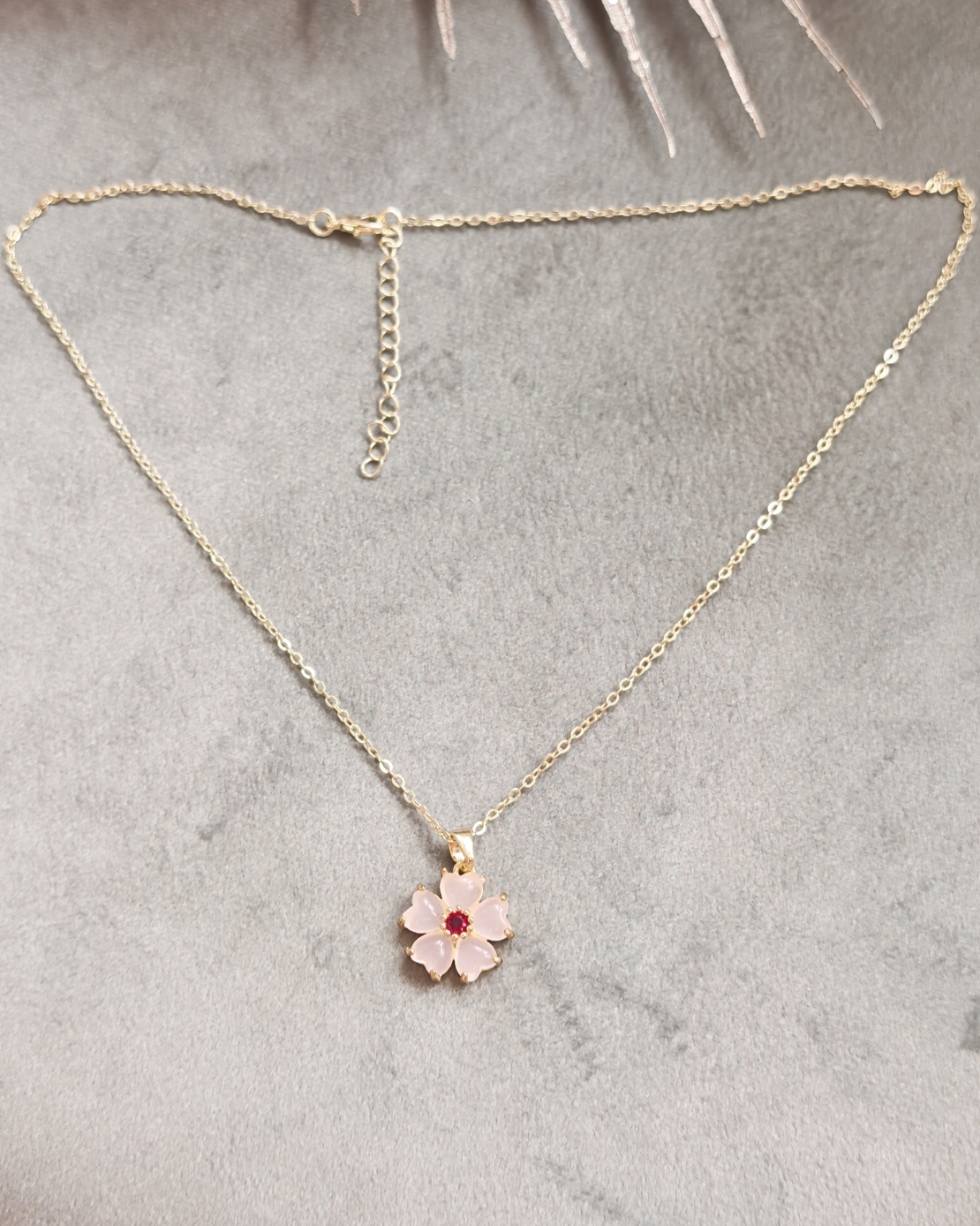 Дамски колиета с малък медальон