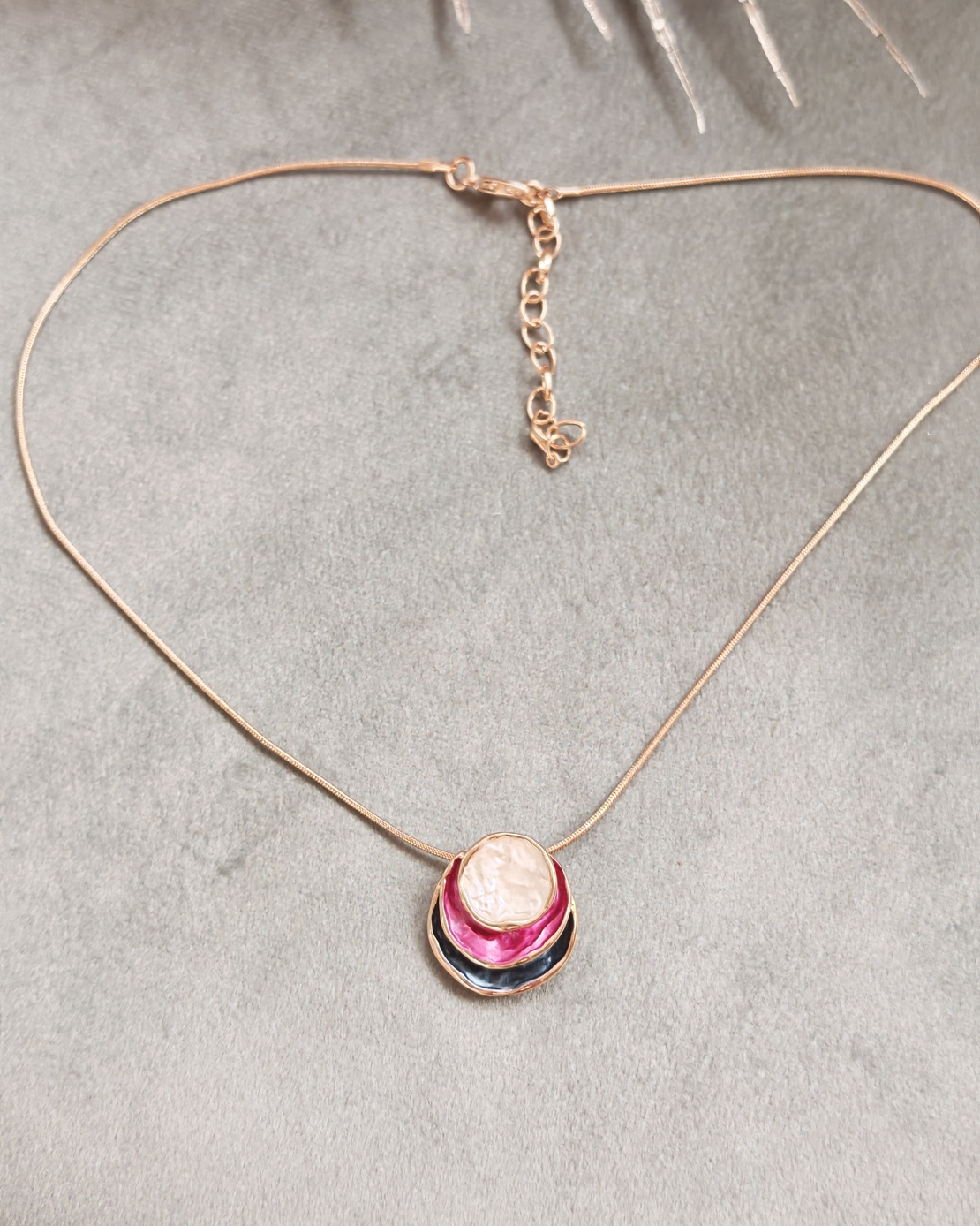 Дамски колиета с малък медальон