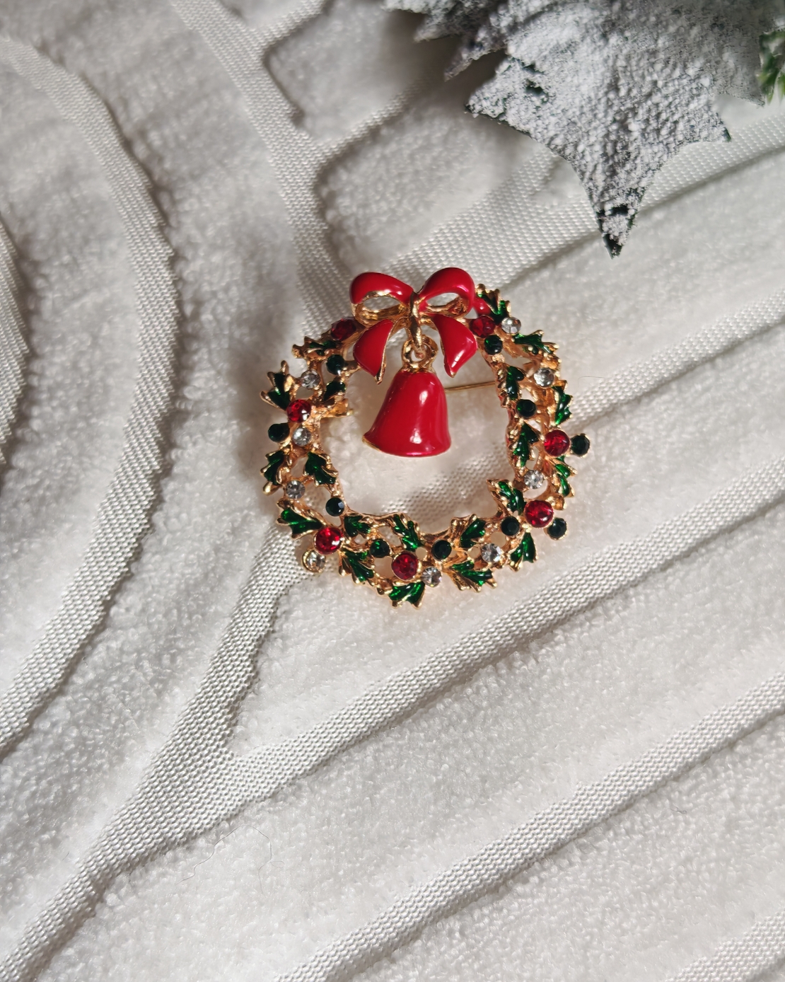 Брошка коледен венец с камбанка