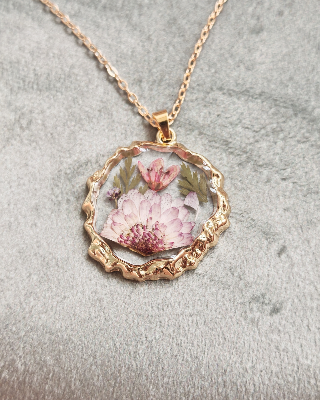 Дамски колиета с малък медальон