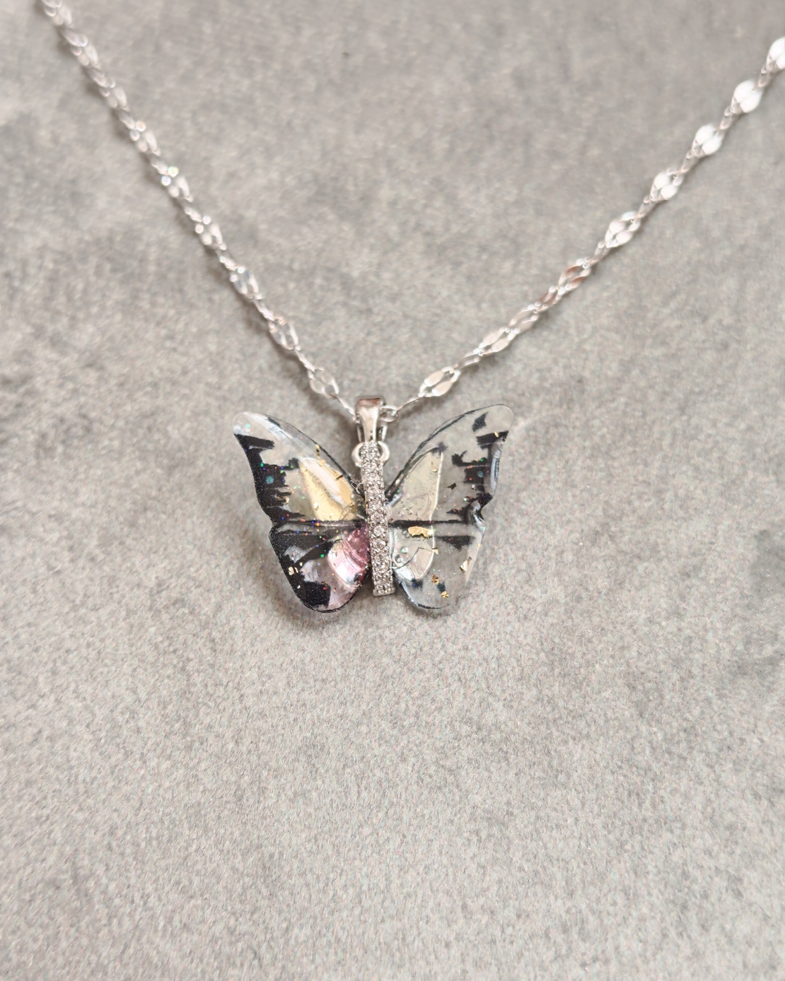 Дамски колиета с малък медальон