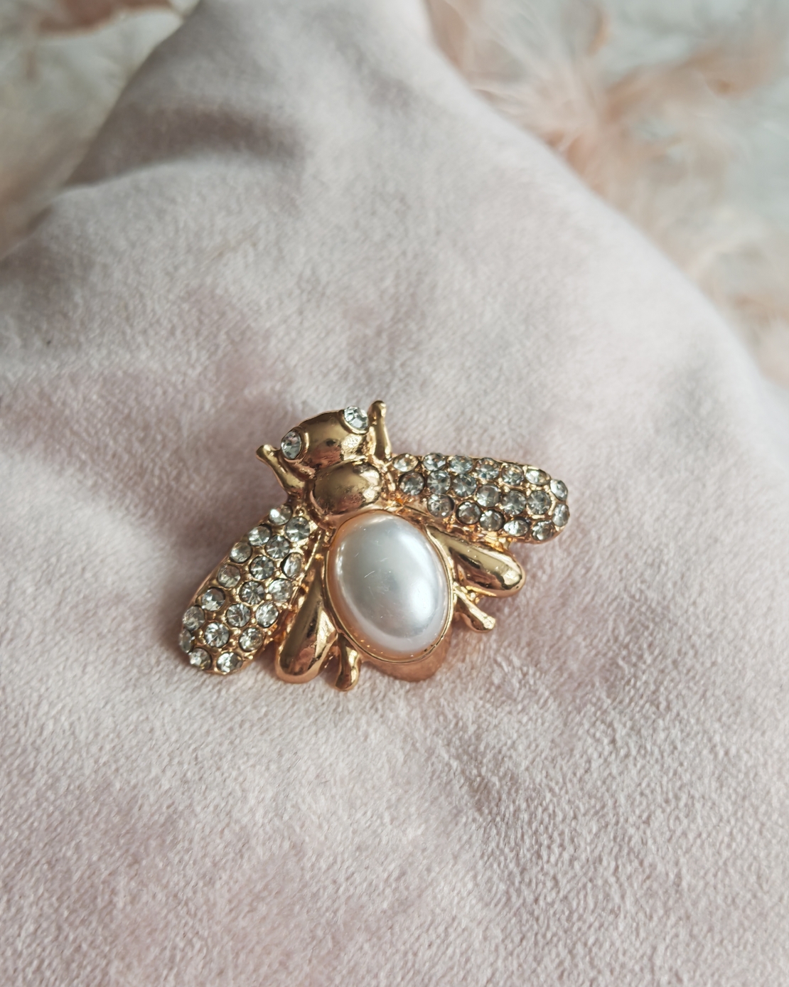 брошка бял бръмбар