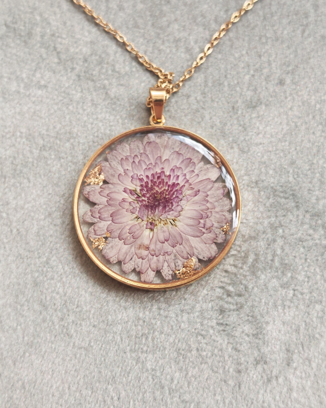 Дамски колиета с малък медальон