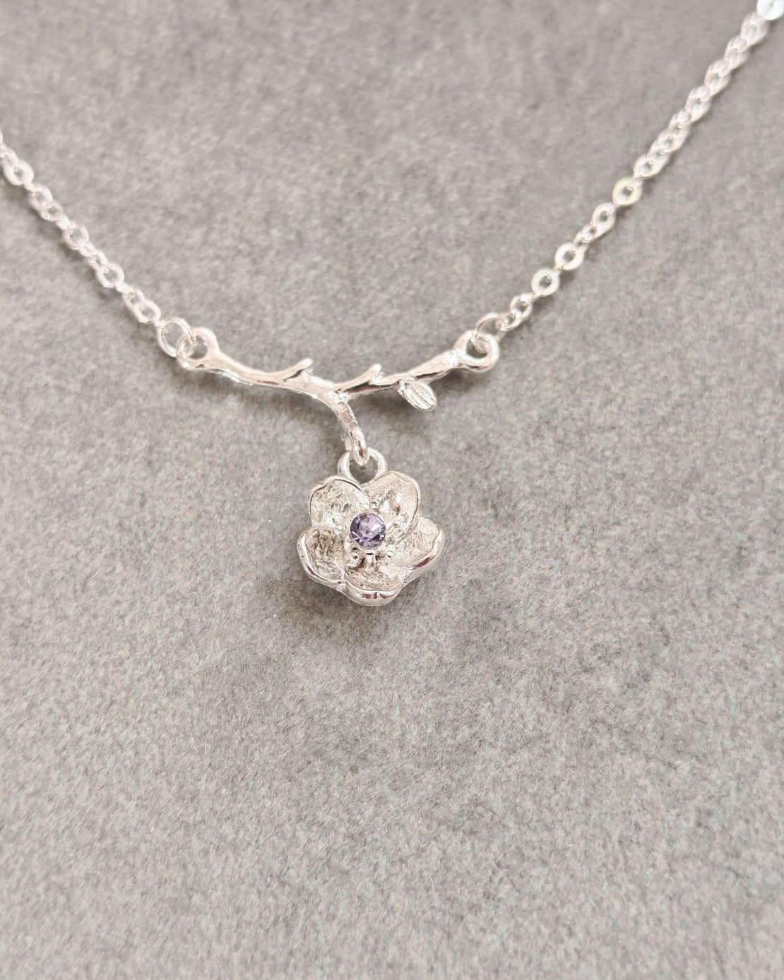 Дамски колиета с малък медальон