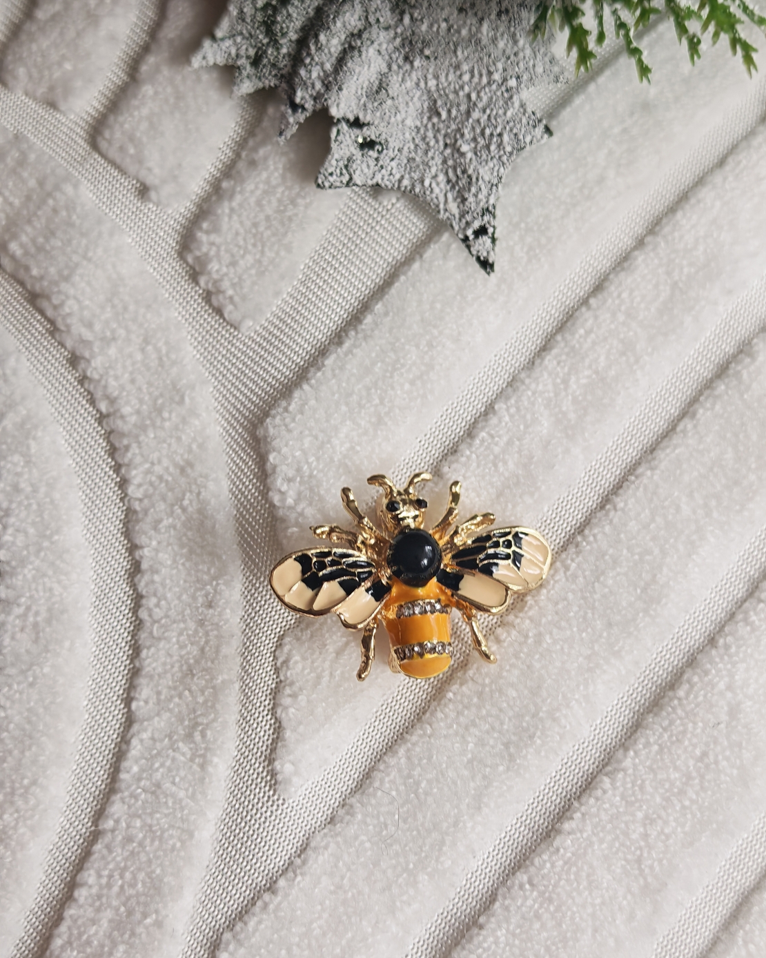 Брошка жълт бръмбар